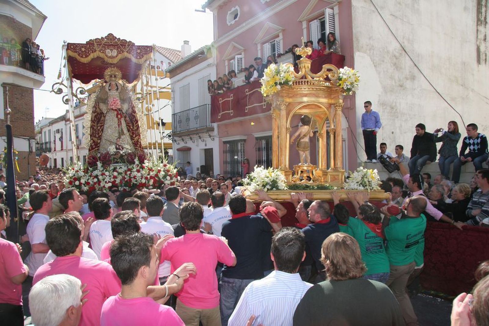 La Virgen de Belén y el Niño Dios se encuentran, en la mañana del Domingo de Resurrección, en la Plaza Mayor del municipio.