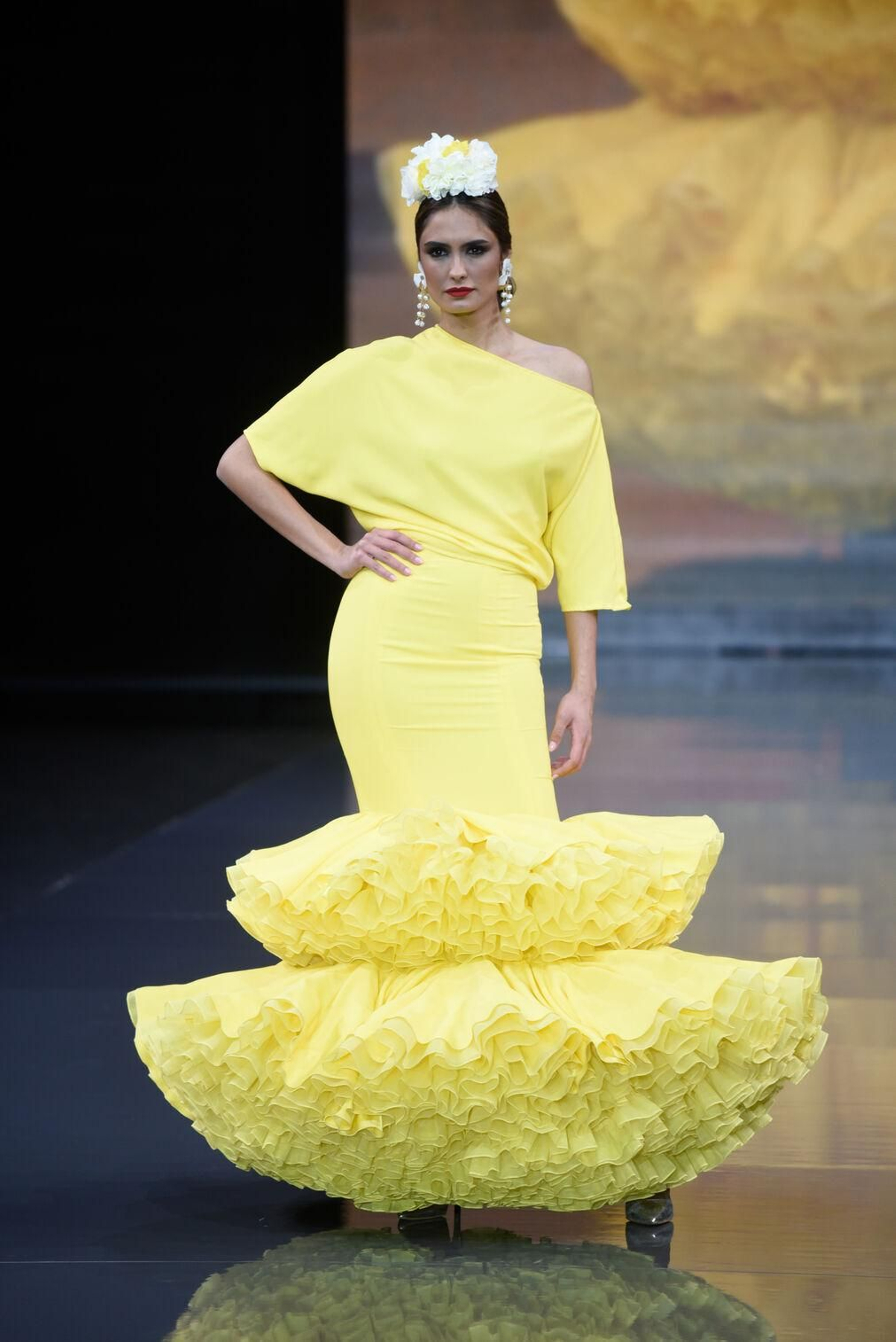 Colores Ácidos en un diseño de Carmen Raimundo visto en SIMOF. Todas las tendencias en moda flamenca de SIMOF 2023, en imágenes