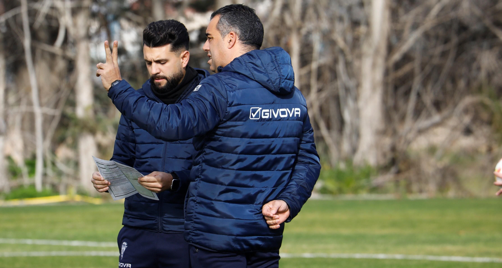 Germán Crespo, técnico del Córdoba CF, revisa sus notas junto a su segundo, Óscar Ibáñez.