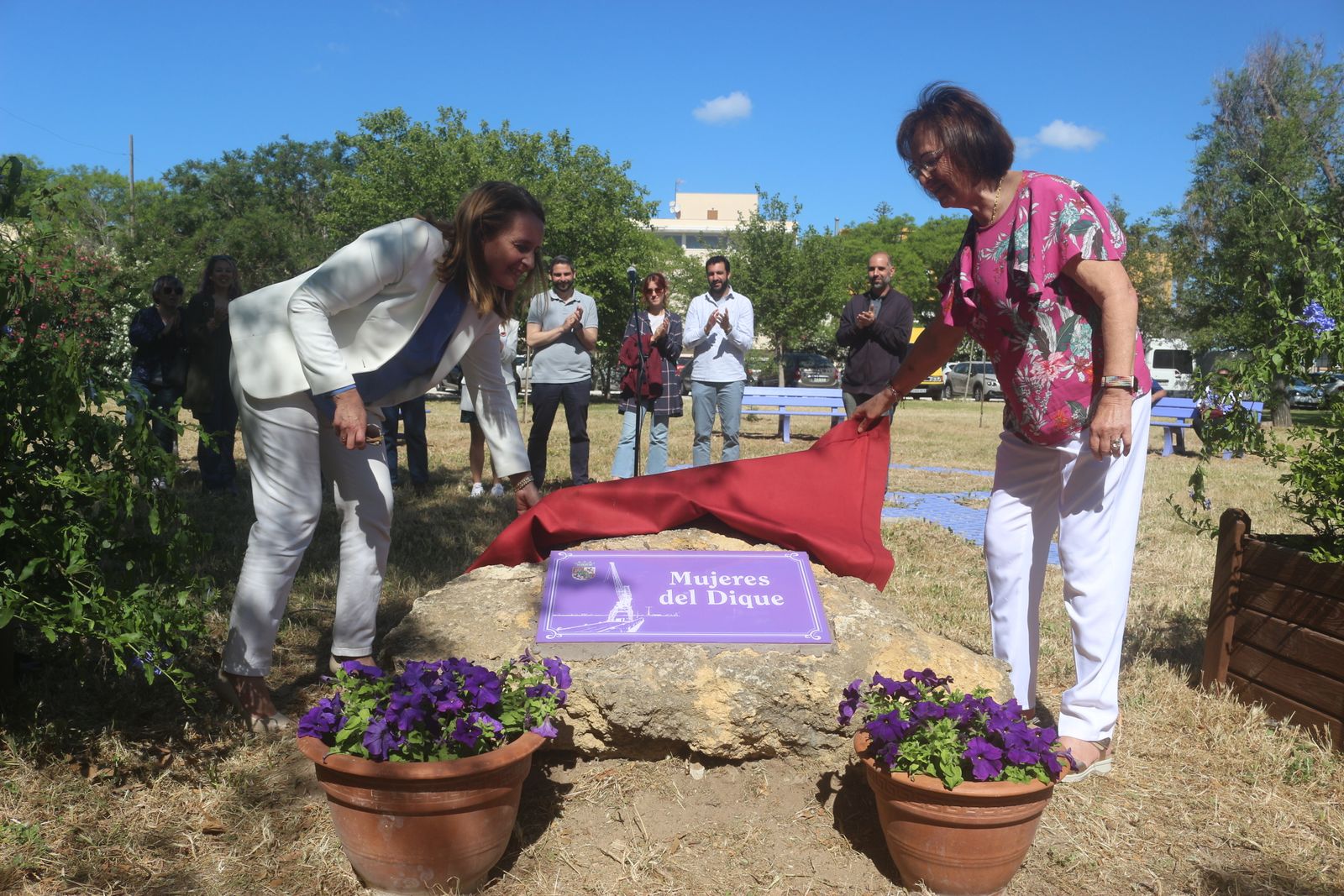 La alcaldesa, Aurora Salvador, y Marisa Viaña, extrabajadora de Navantia, descubrieron la plaza