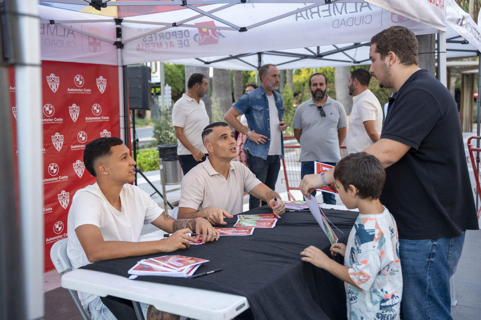 Los jugadores de la UDA Thalys y Andrés firman autógrafos