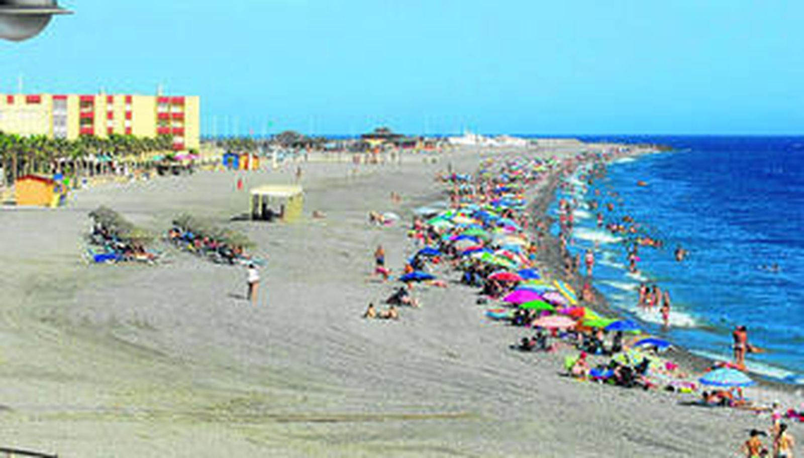 Bañistas en la playa de Sirena Loca, en la que esta año vuelve a ondear la bandera azul por la calidad de sus servicios.