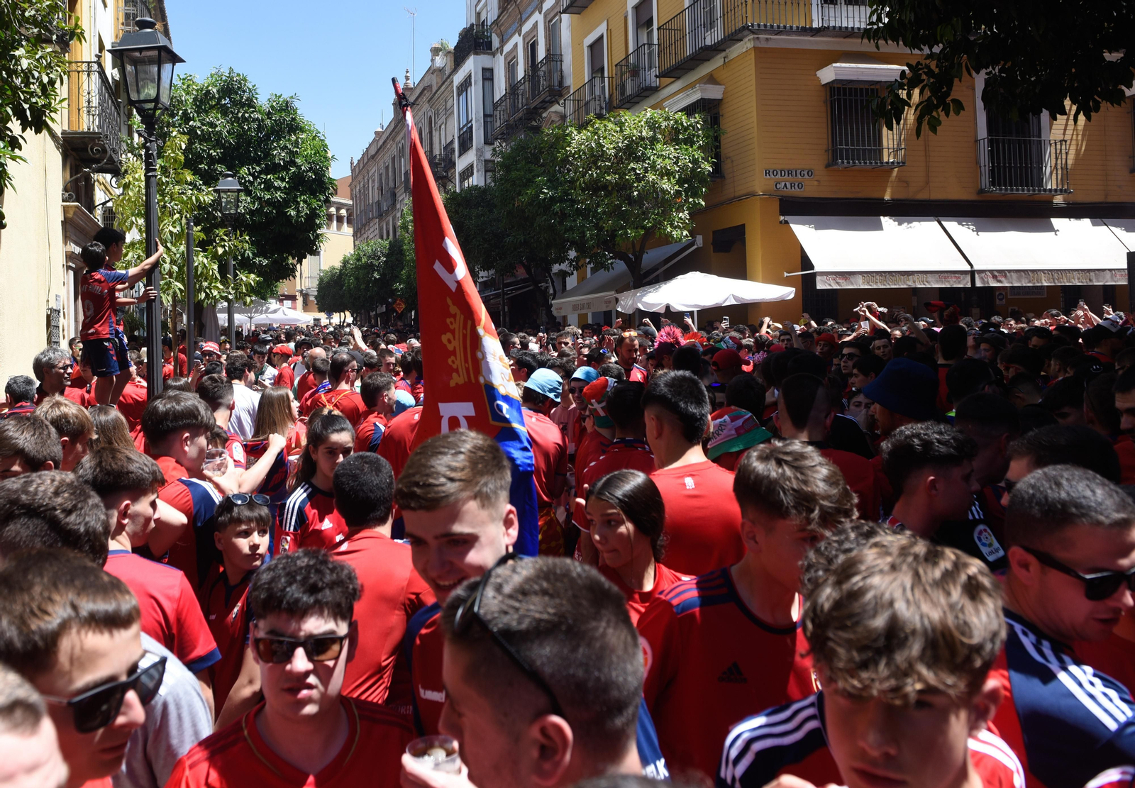 Búscate en la galería gráfica de las aficiones de Osasuna y Real Madrid en Sevilla