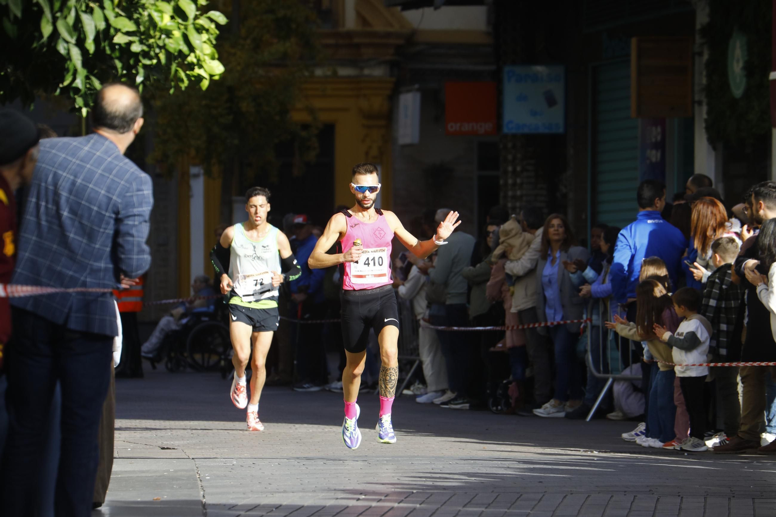 La gloria de cruzar la Puerta del Puente: las fotos de la línea de meta de la Media Maratón de Córdoba 2024