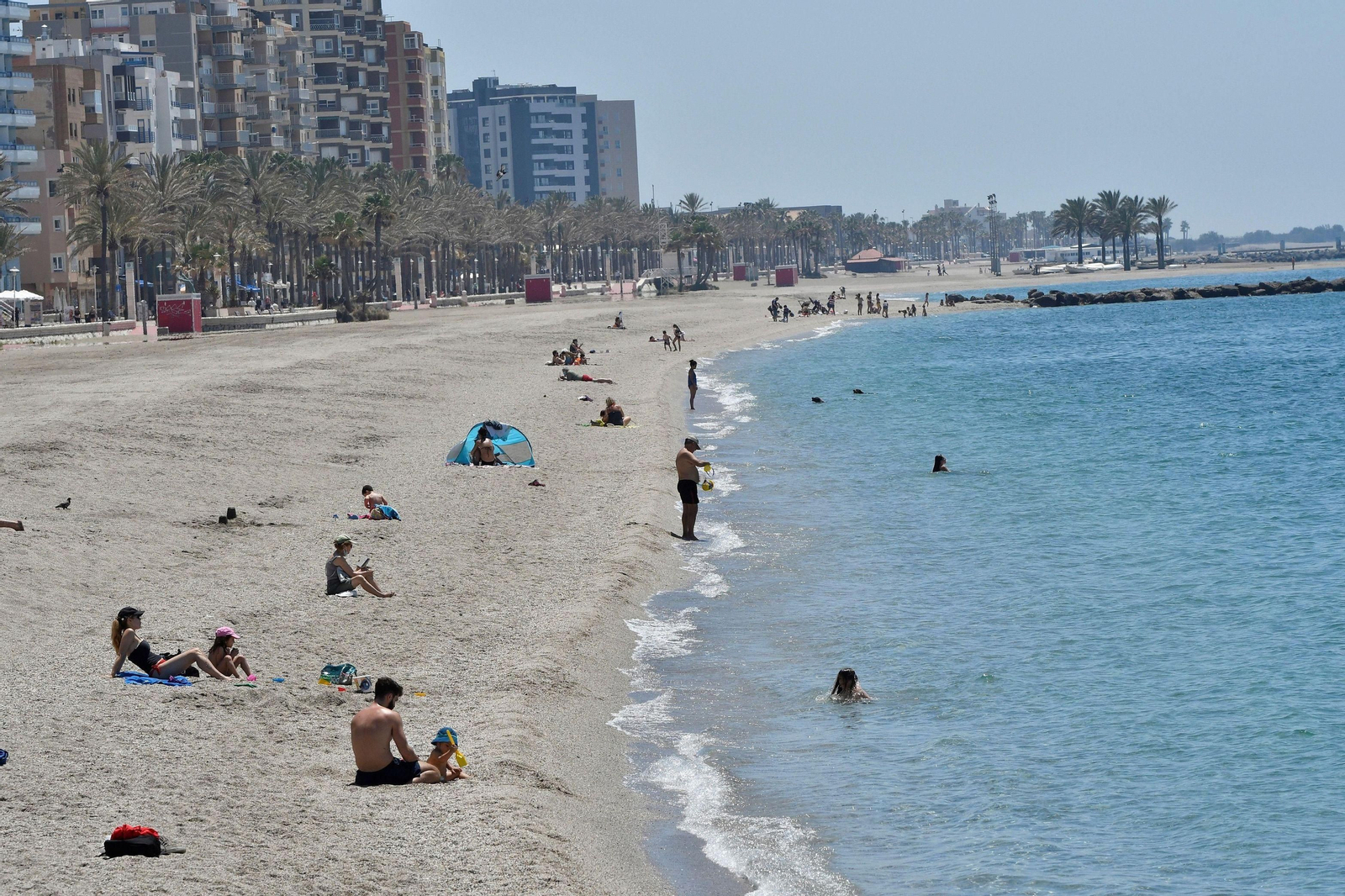 La Universidad de Almería colabora en un estudio pionero sobre la presencia de COVID-19 en el agua, arena y duchas de las playas