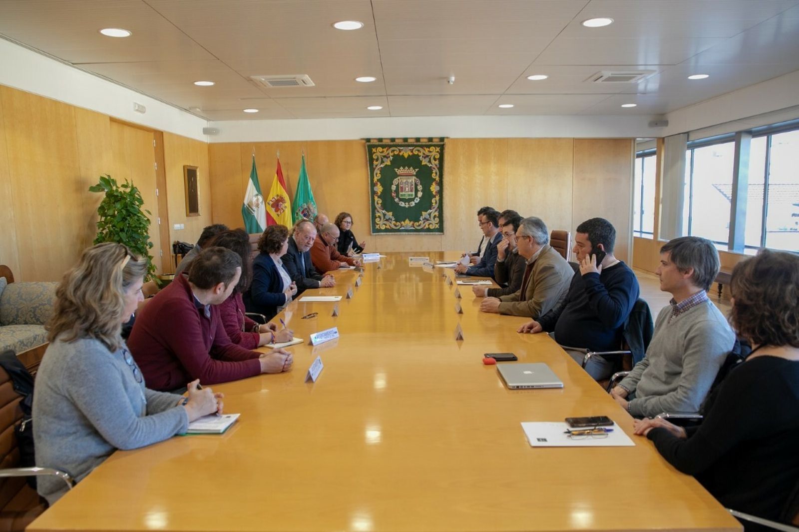 Los alcaldes y el presidente de la Diputación, Fernando Rodríguez Villalobos, durante la reunión del martes.