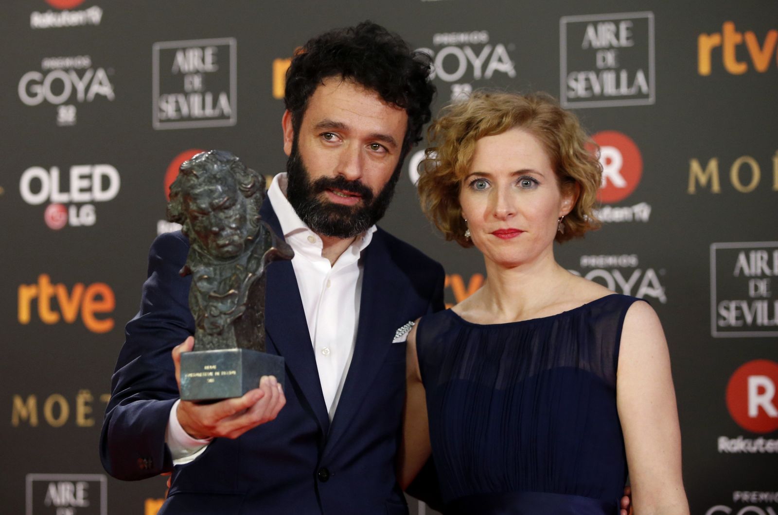 Rodrigo Sorogoyen posa con el Goya al mejor cortometraje de ficción, el pasado sábado.