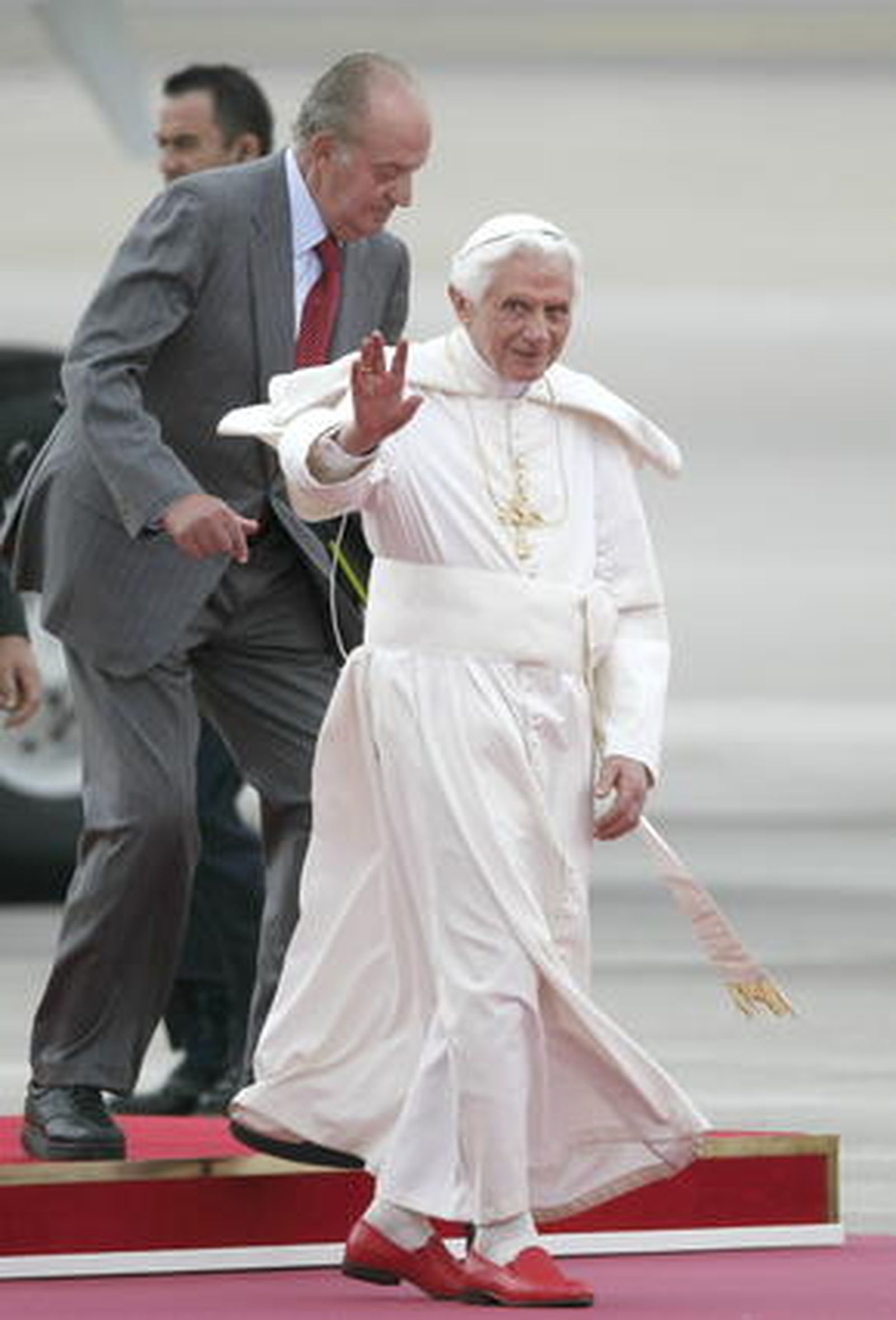 Los Reyes reciben al Papa Benedicto XVI a su llegada al aeropuerto de Barajas.

Foto: efe