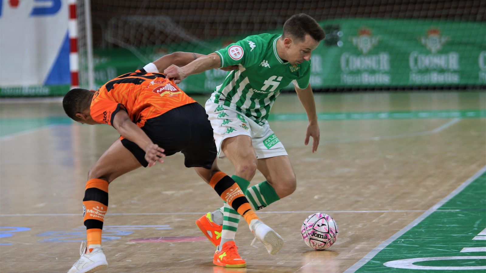 El jugador del Betis Futsal Lin trata de zafarse de un rival.