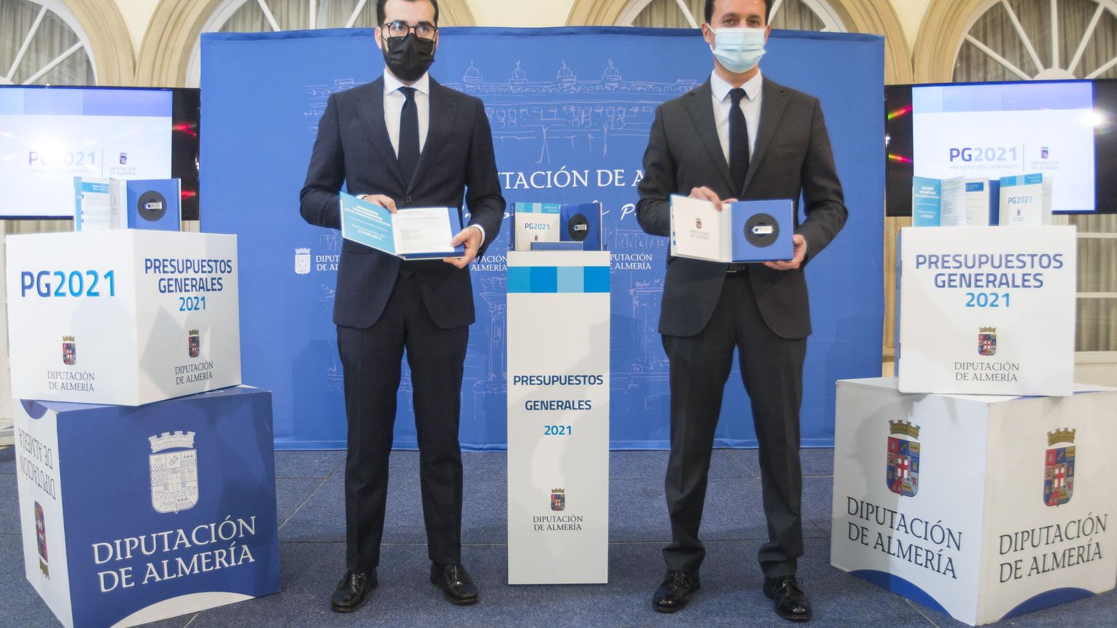 El diputado de Hacienda, Álvaro Izquierdo, y el presidente, Javier A. García, ayer en la presentación.