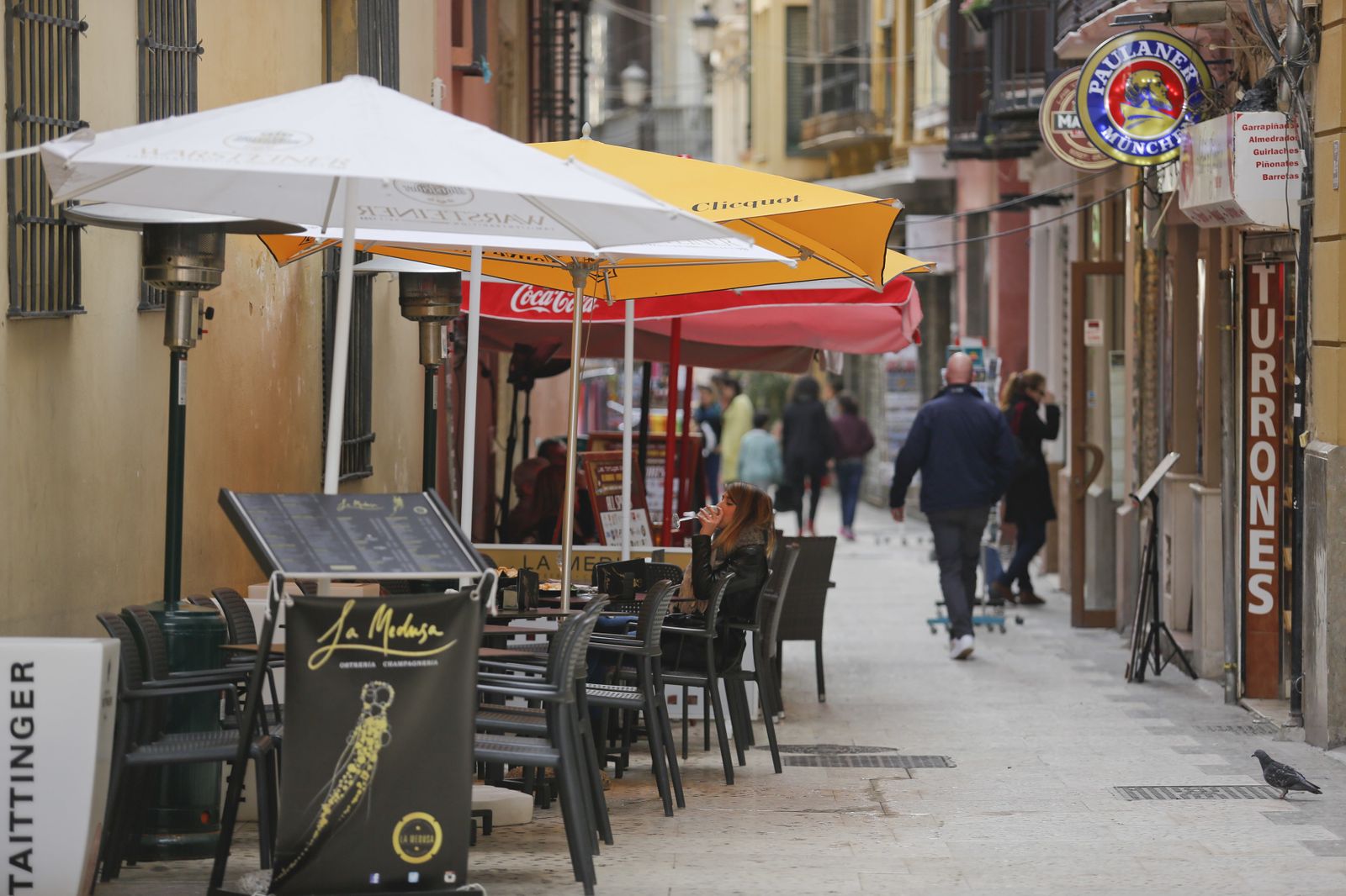 Adivinen cómo se llama el juego de dejar la calidad pública en manos de los productores y consumidores de lo privado. Pues eso.