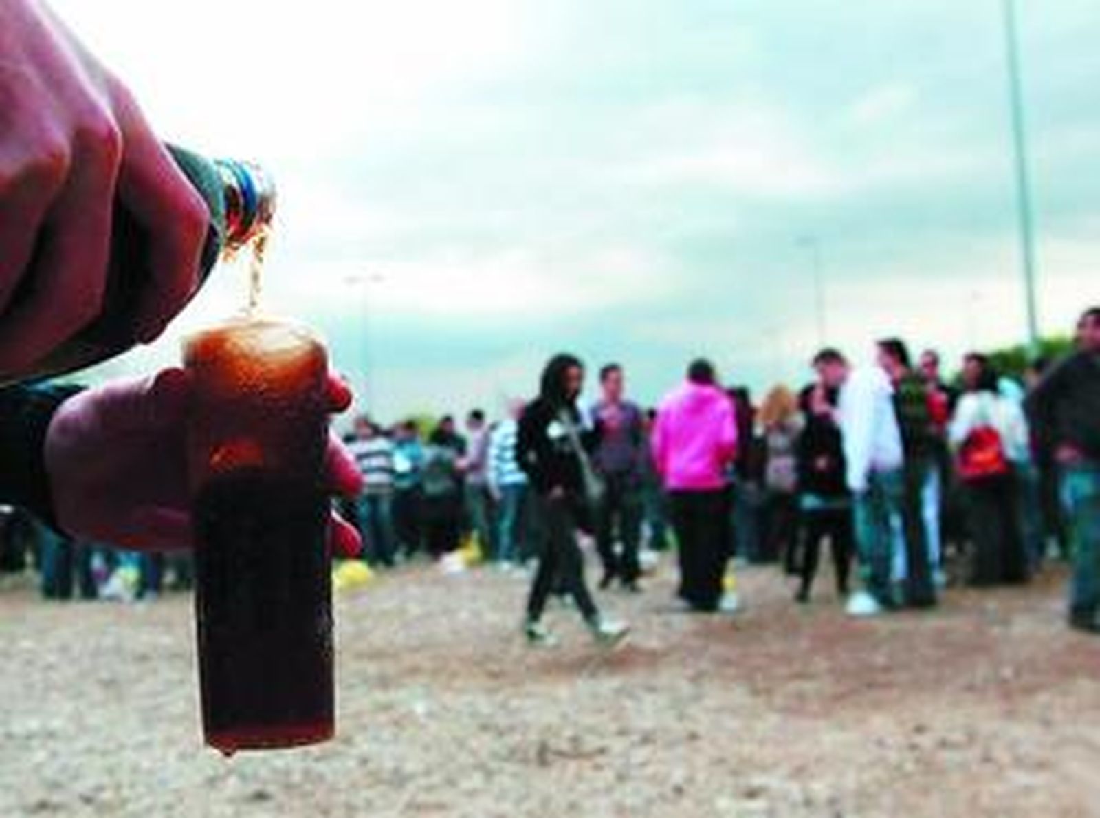 Imagen de jóvenes de botellón en un descampado de una localidad andaluza.