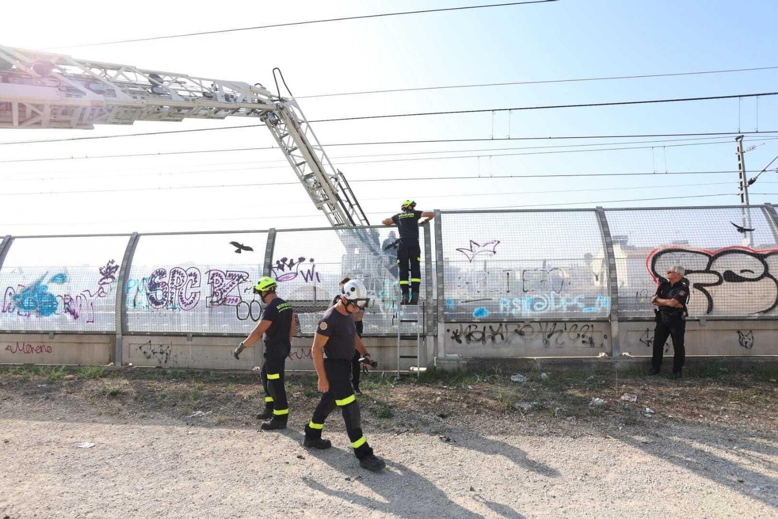Rescate de un anciano desorientado en las vías del tren