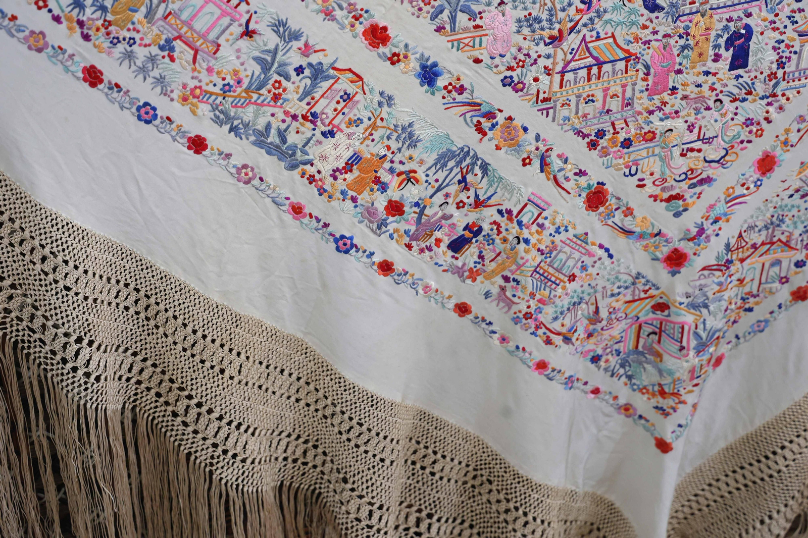 "Detalles en nácar, bordados y flecos, todos los detalles de los mantones de Foronda, en imágenes"