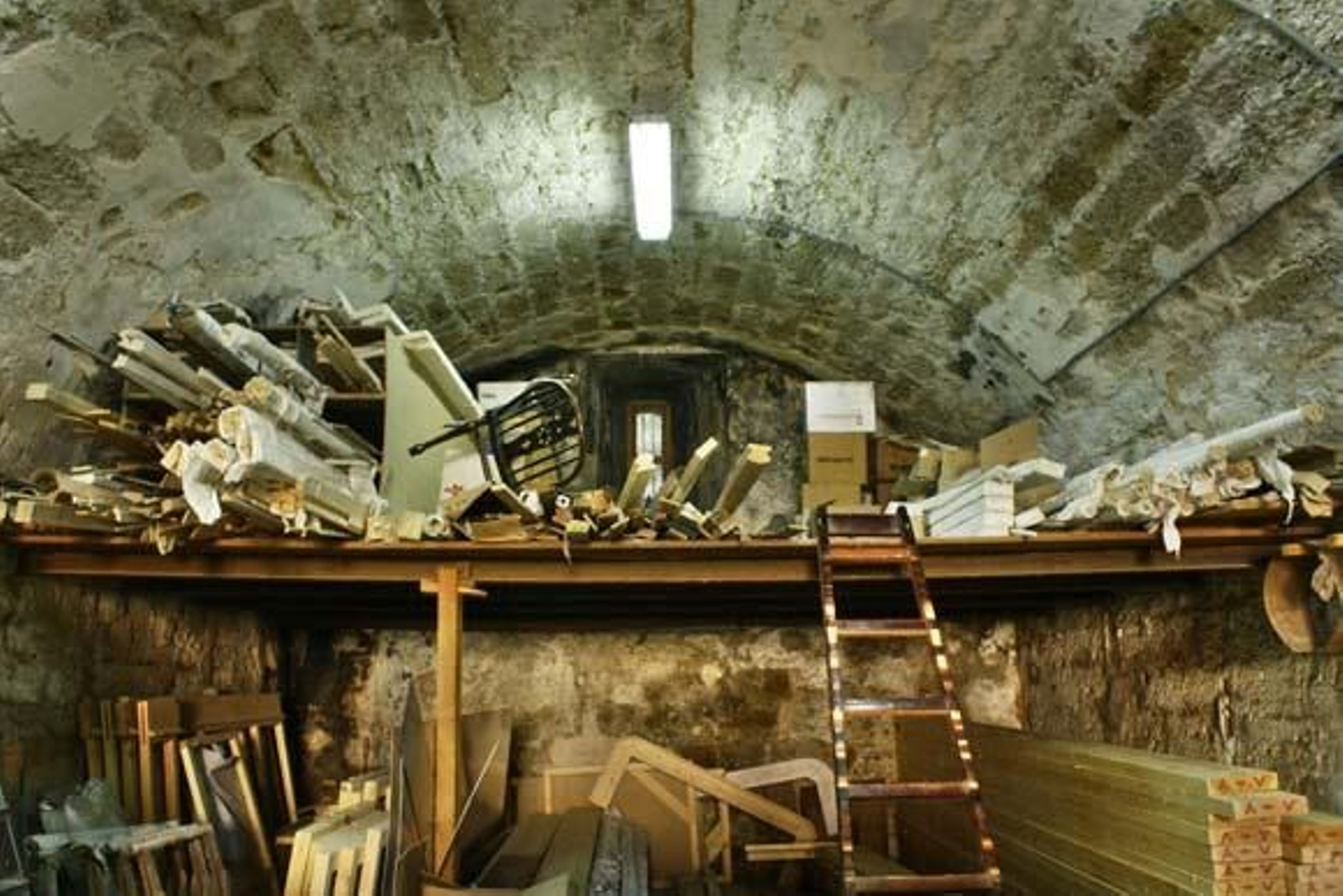 La muralla es un lugar poco conocido y transitado que se convierte en foco de actos vandálicos con pintadas, cristales rotos y orines

Foto: Almudena Torres