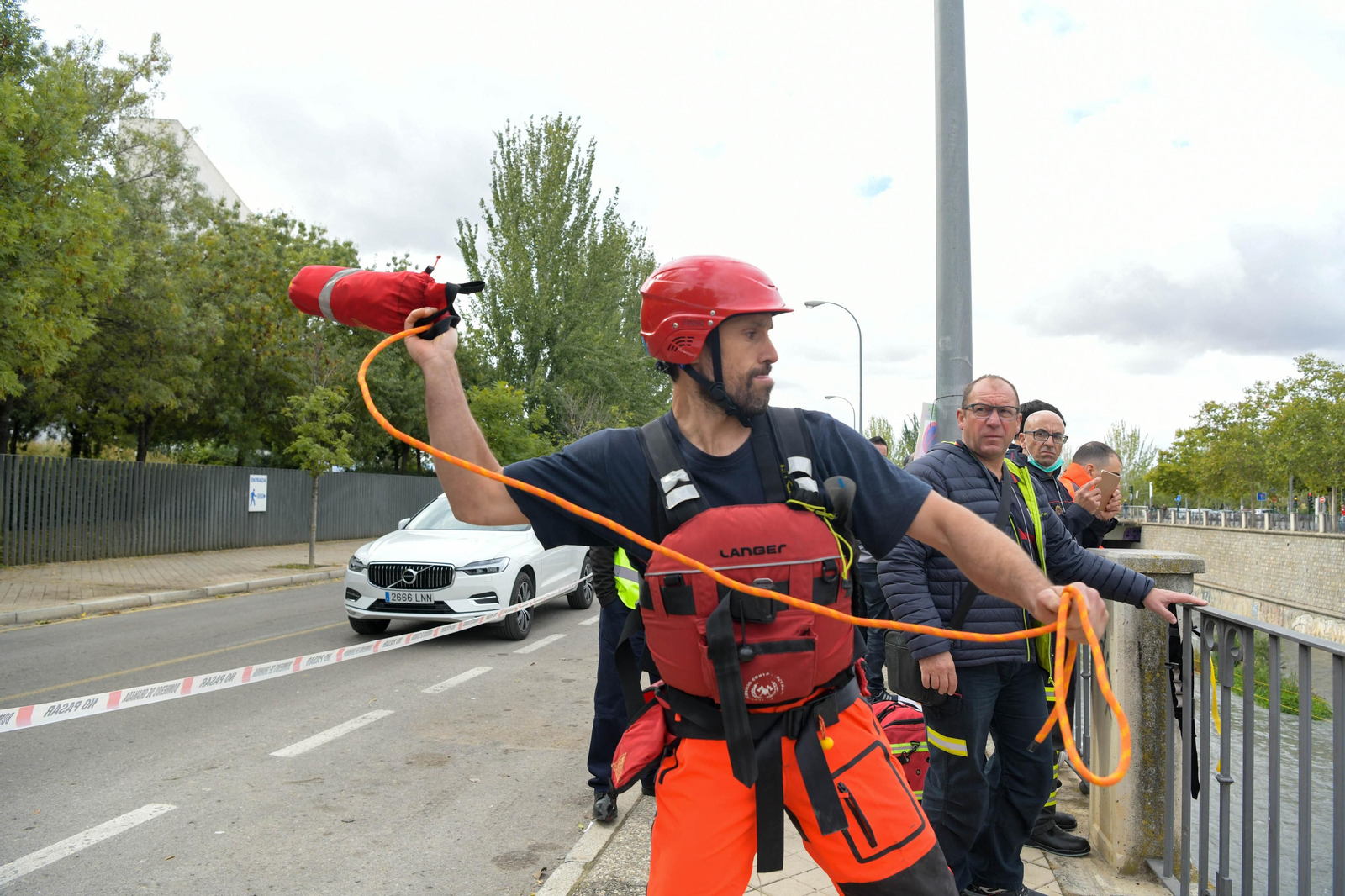 Fotos: Las mejores imágenes del simulacro de rescate de un coche accidentado en el río Genil de Granada