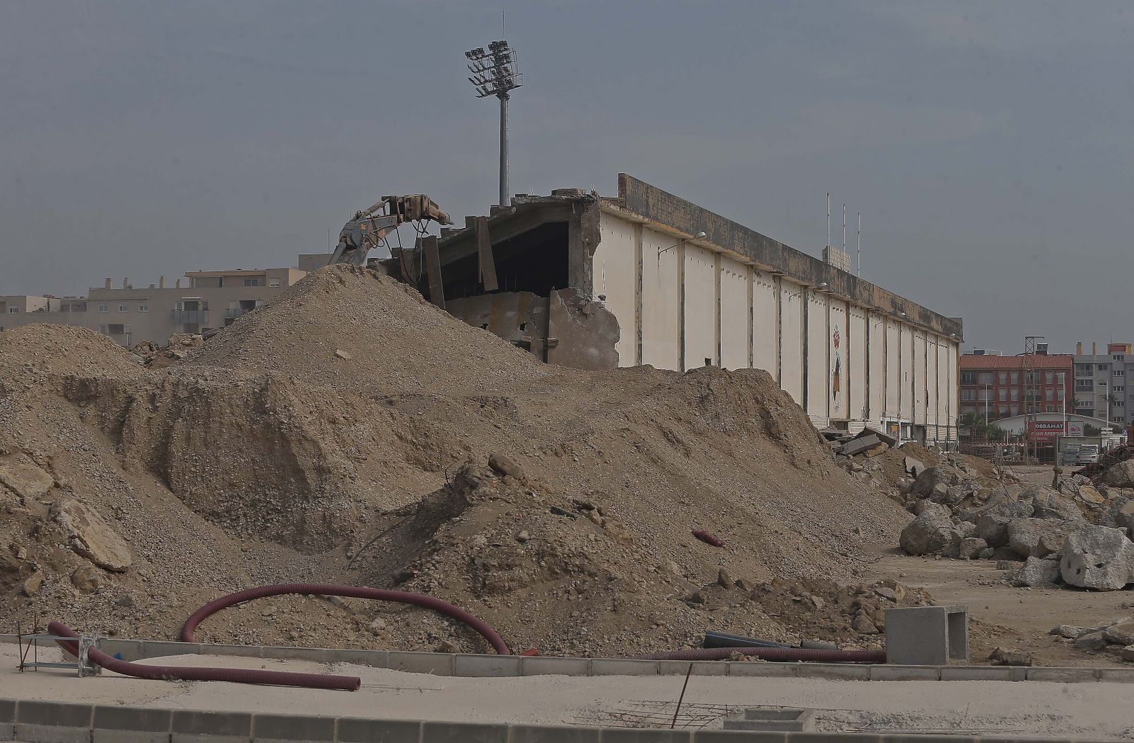 El derribo de la preferencia del estadio municipal de La Línea, en imágenes