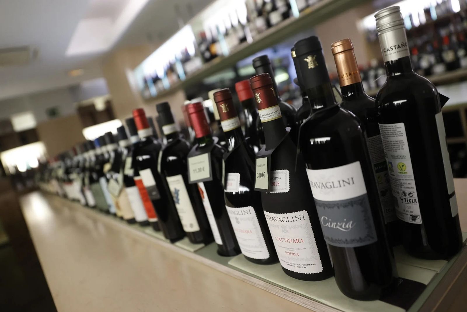 Estantería de vinos en una enoteca.