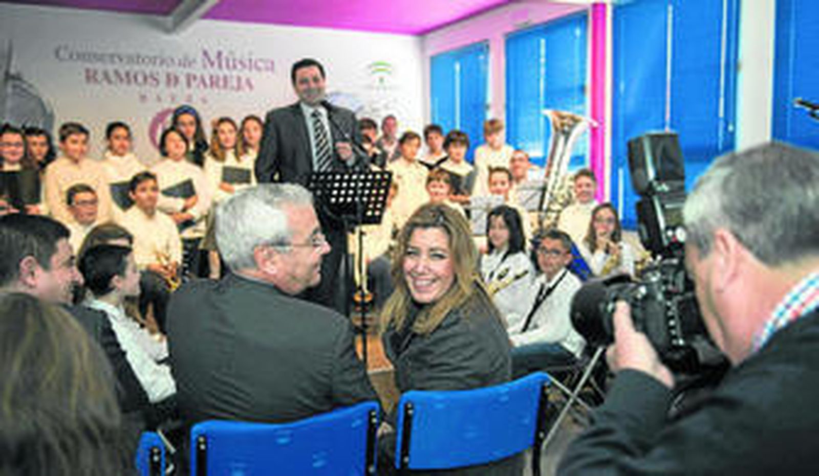 Susana Díaz, ayer con el alcalde de Baeza, Leocadio Marín.