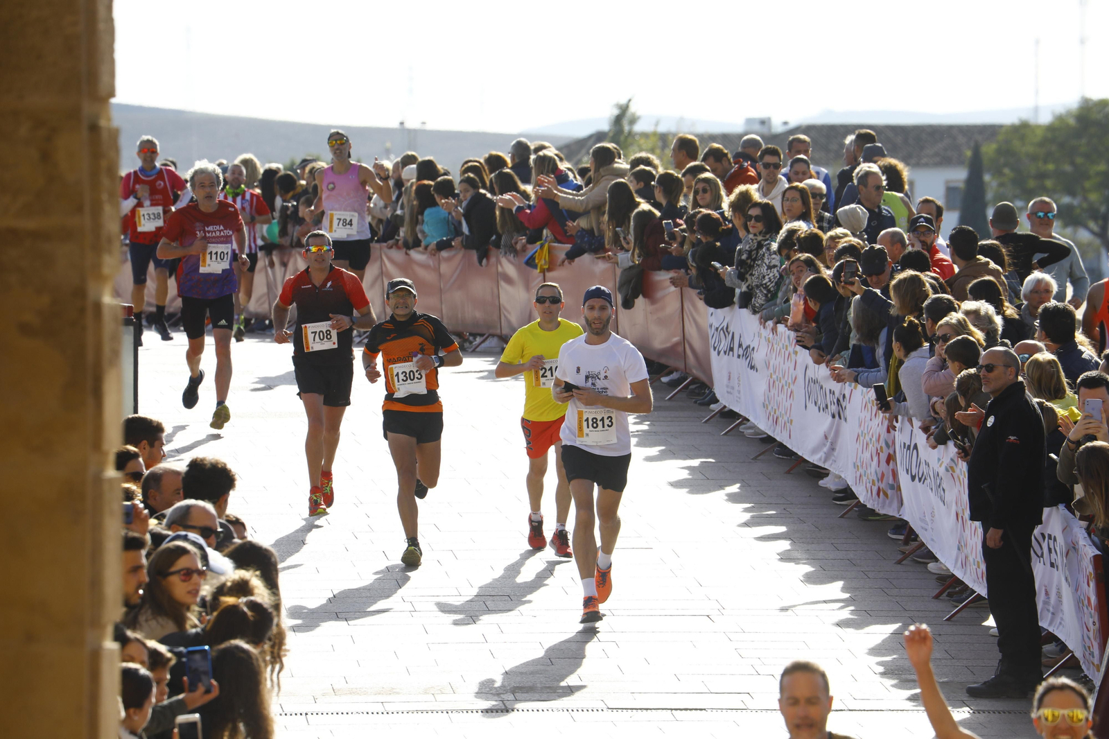 La gloria de cruzar la Puerta del Puente: imágenes de la meta de la 36 Media Maratón de Córdoba