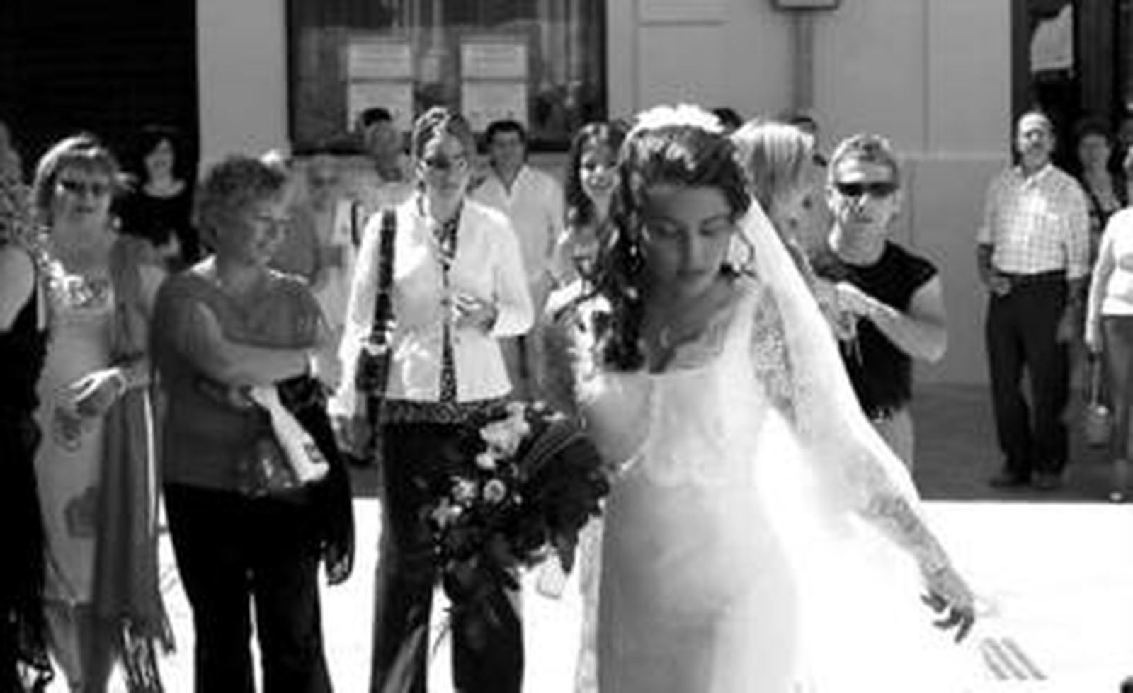 Ana Belén Quirós, en el momento de llegar a la iglesia, a pie y una hora tarde.