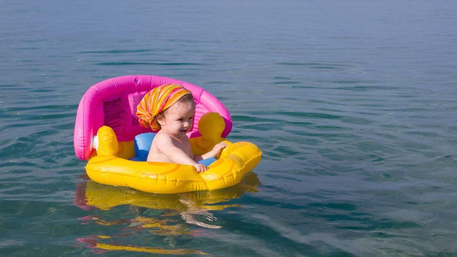 Esenciales para disfrutar la piscina con tu bebé en España