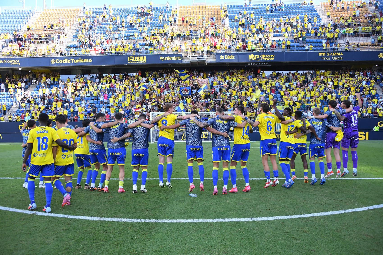 Celebración de la plantilla tras el triunfo sobre el Eibar.