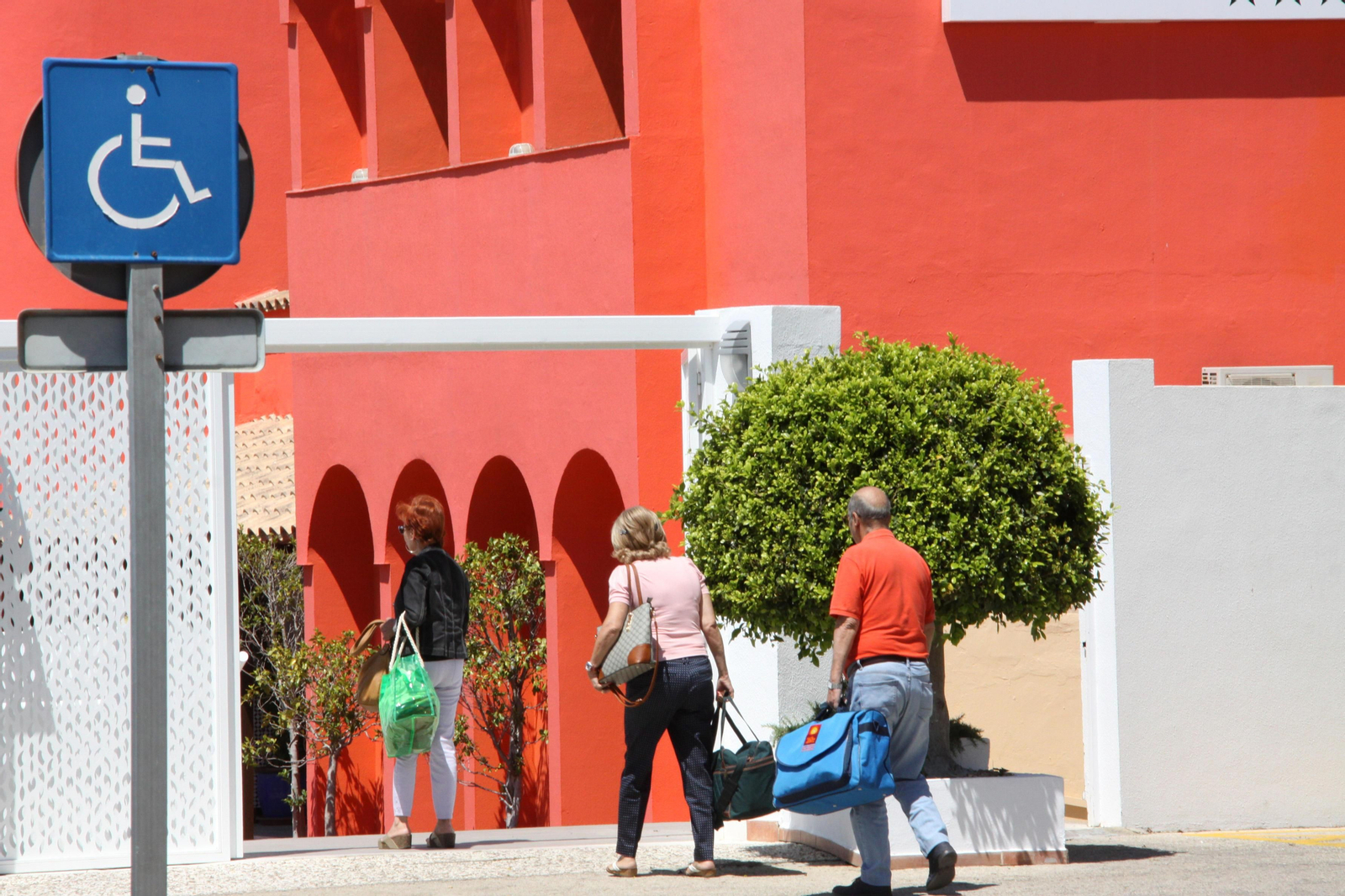 Clientes de un hotel de Chiclana entrando en el establecimiento.