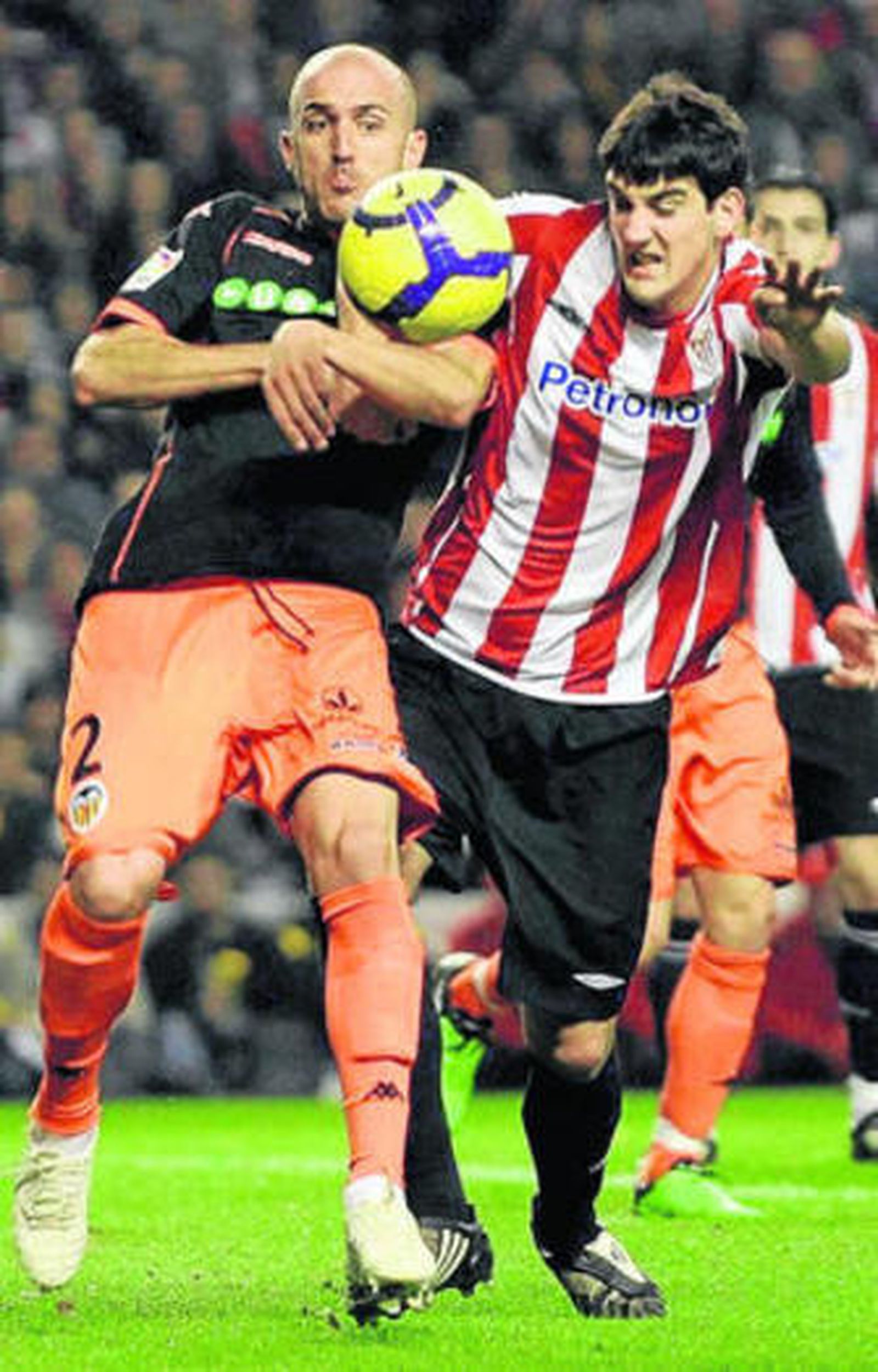 El valencianista Bruno Saltor pelea un balón con San José.