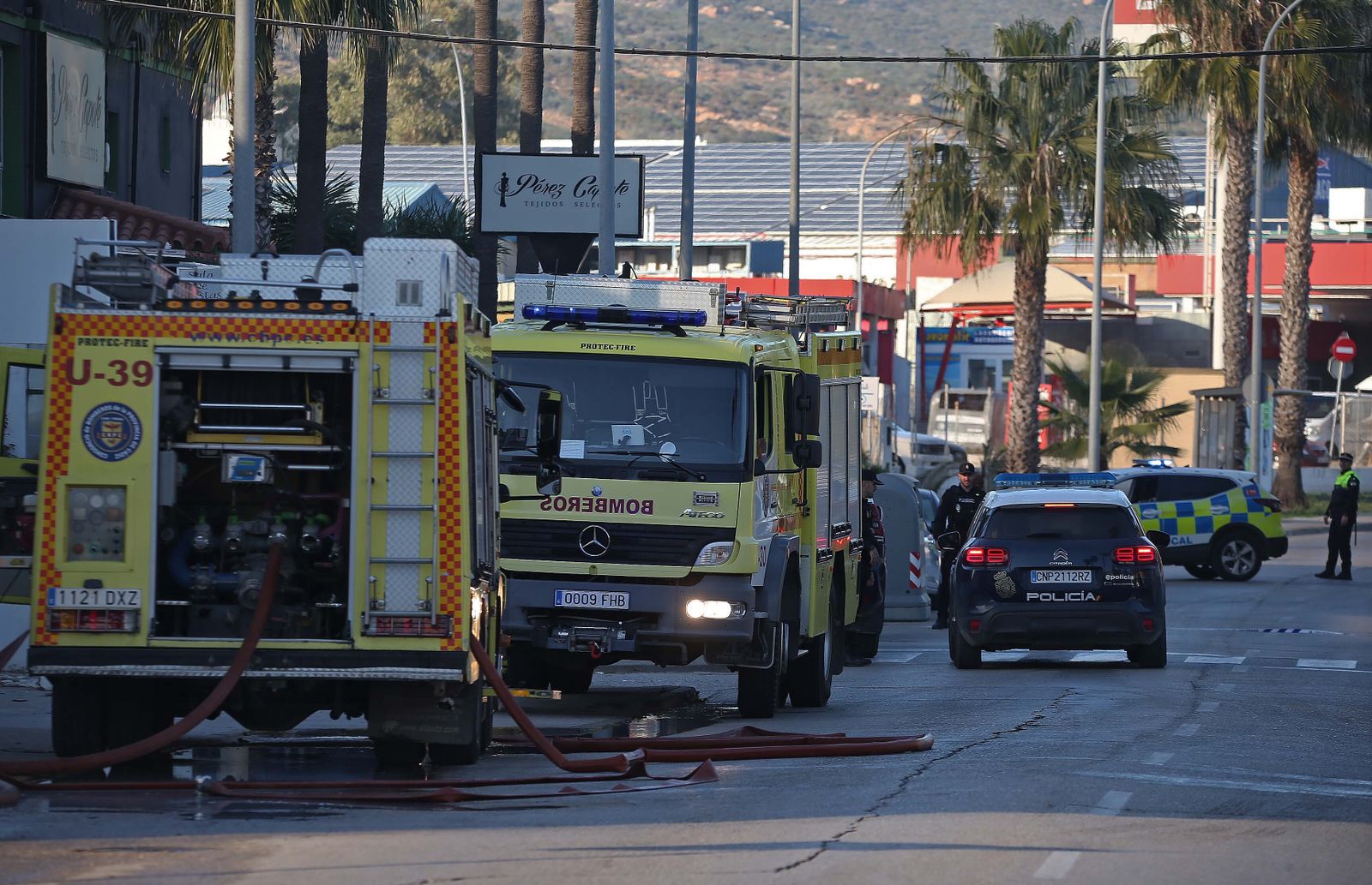 Imágenes del incendio de la nave de pinturas del polígono industrial Zabal Bajo en La Línea