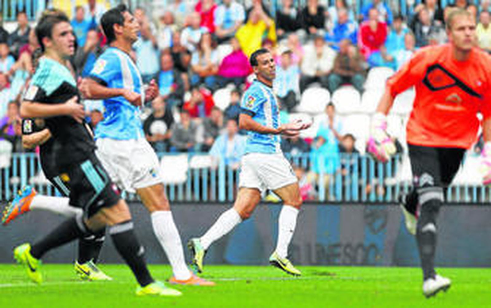 Mounir El Hamdaoui se queja de una ocasión marrada contra el Celta.