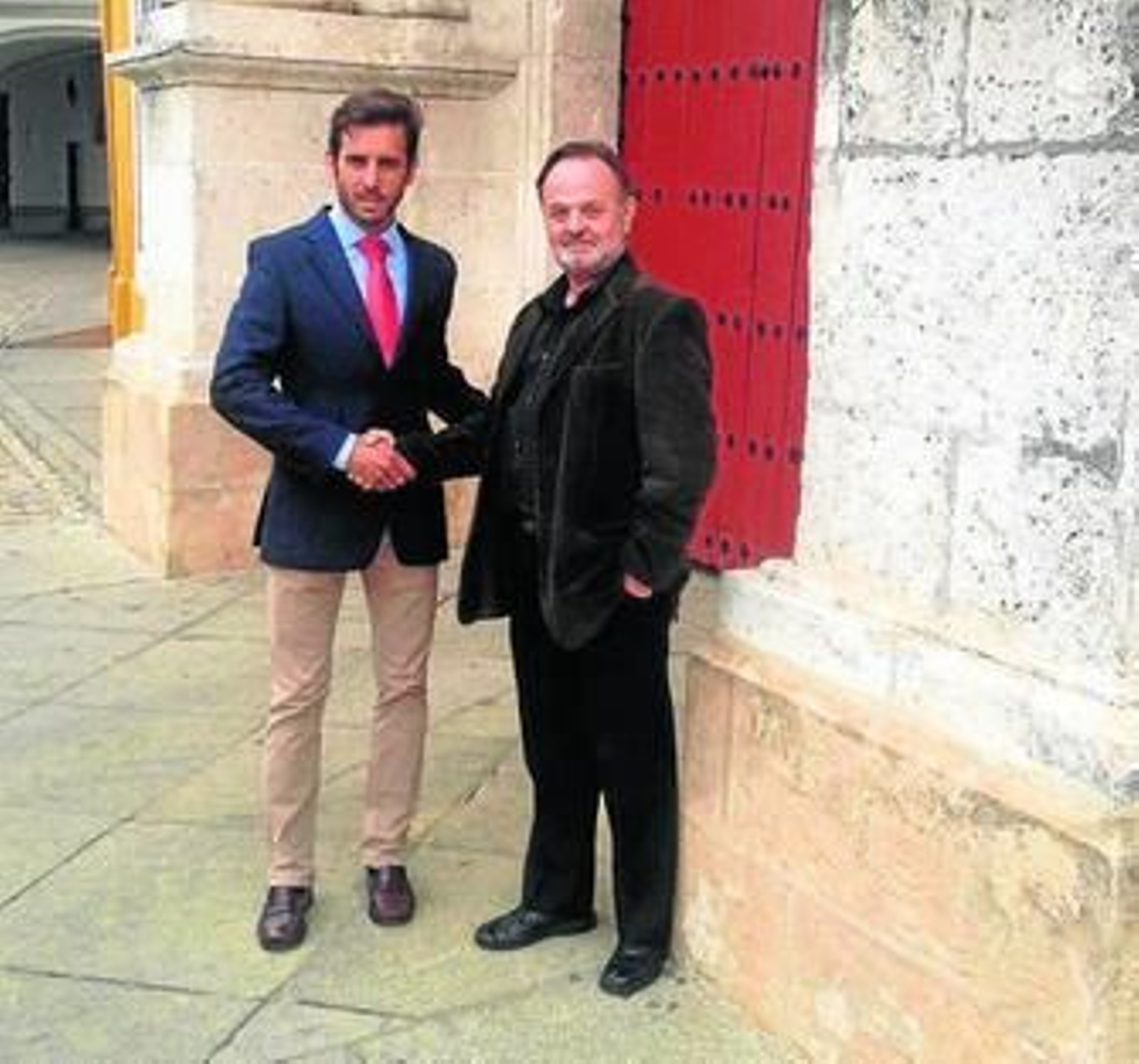 El matador de toros sevillano Juan Ortega y el maestro Pepe Luis Vargas.
