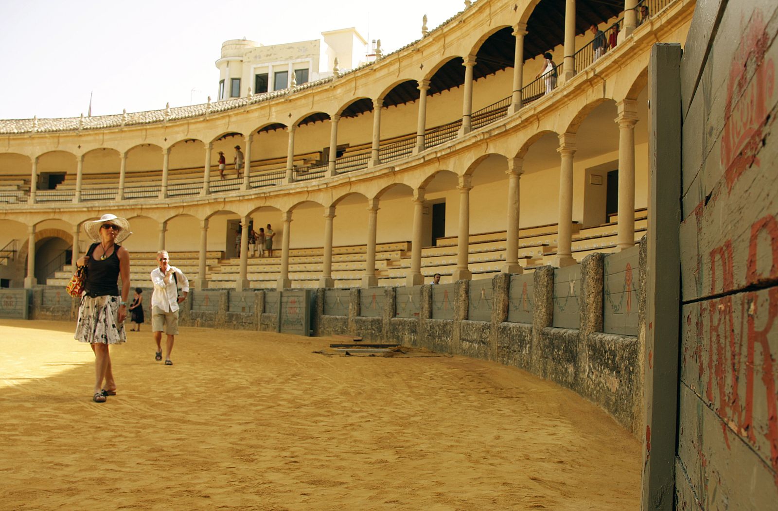 Visitantes en el ruedo de la plaza de toros de Ronda.