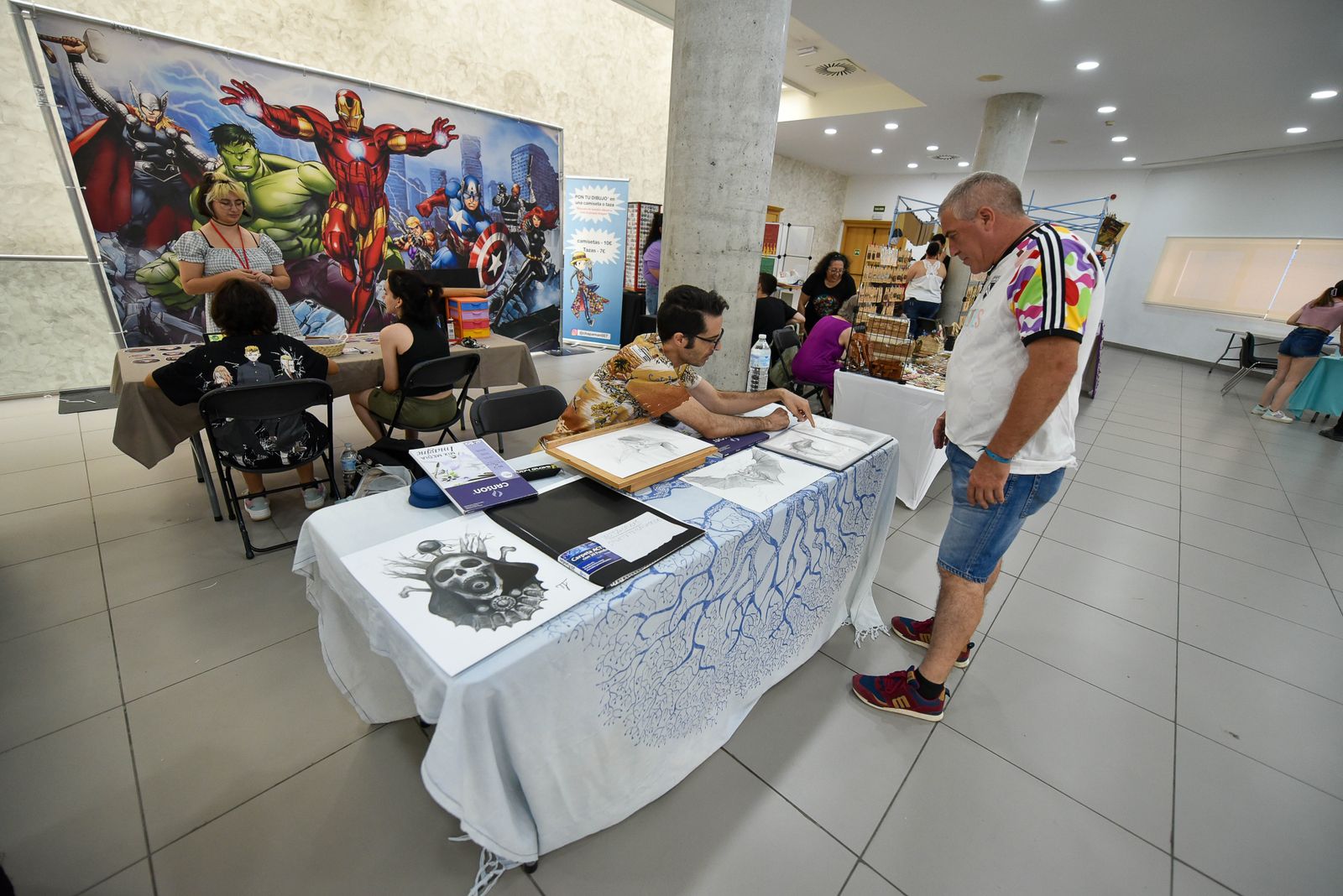 Un asistente visita uno de los puestos de la Comic Con de La Línea