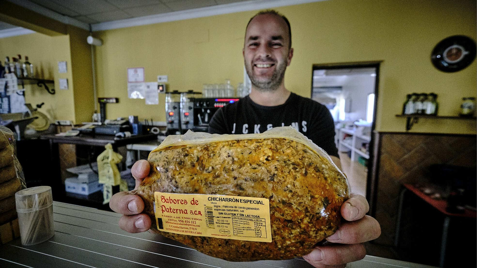 Paco, del bar El Almacén en Paterna, con un chicharrón especial de Sabores de Paterna.