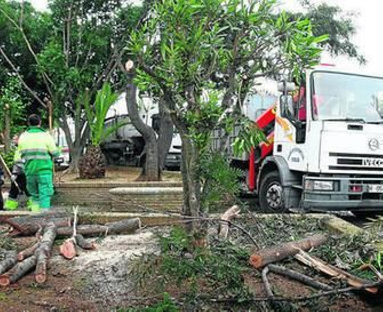 Un equipo de limpieza trabajando para reparar los efectos de un tornado.