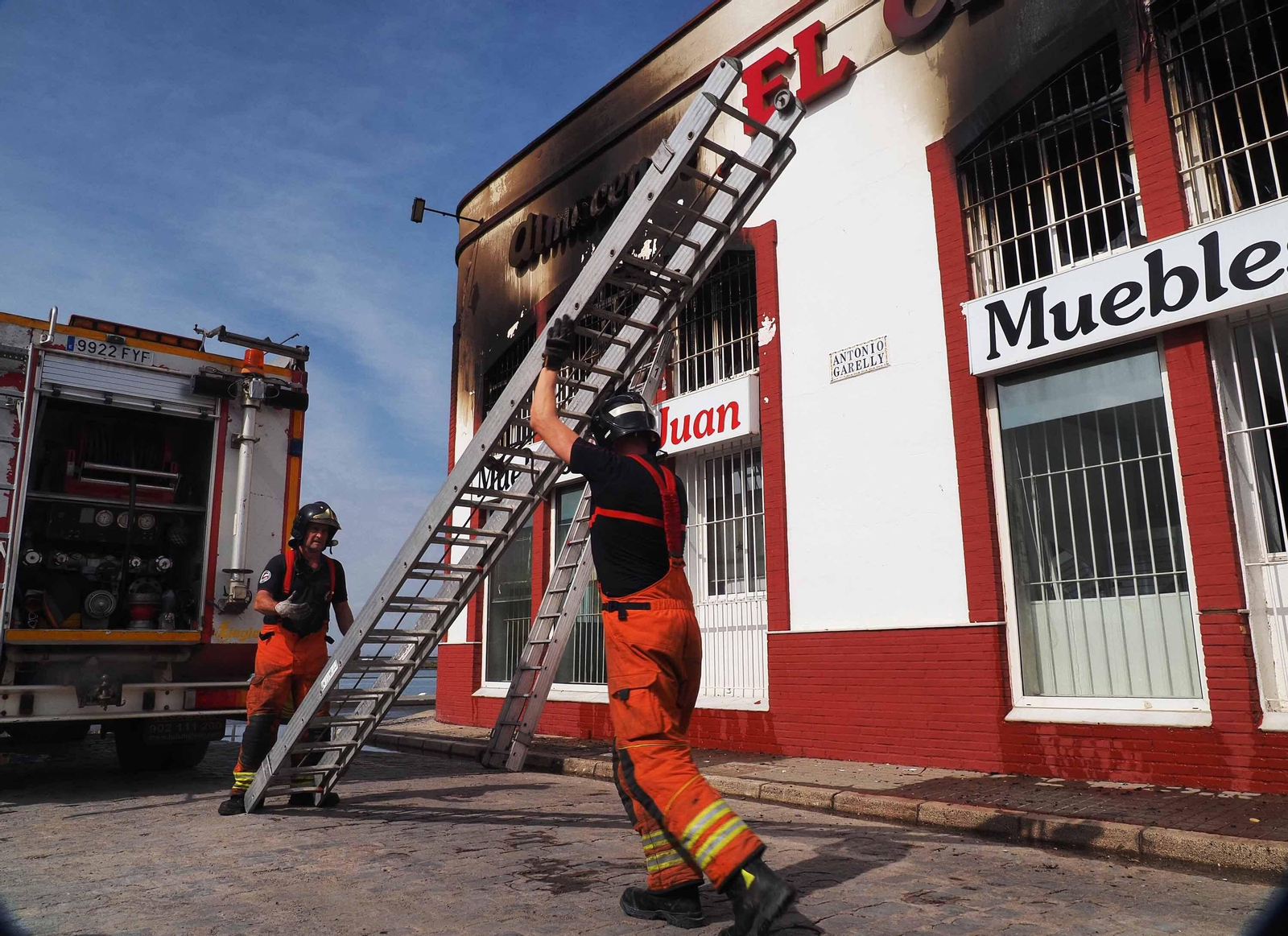 Así han quedado las naves industriales del polígono pesquero de Isla Cristina tras el incendio Así han quedado las naves industriales del polígono pesquero de Isla Cristina tras el incendio