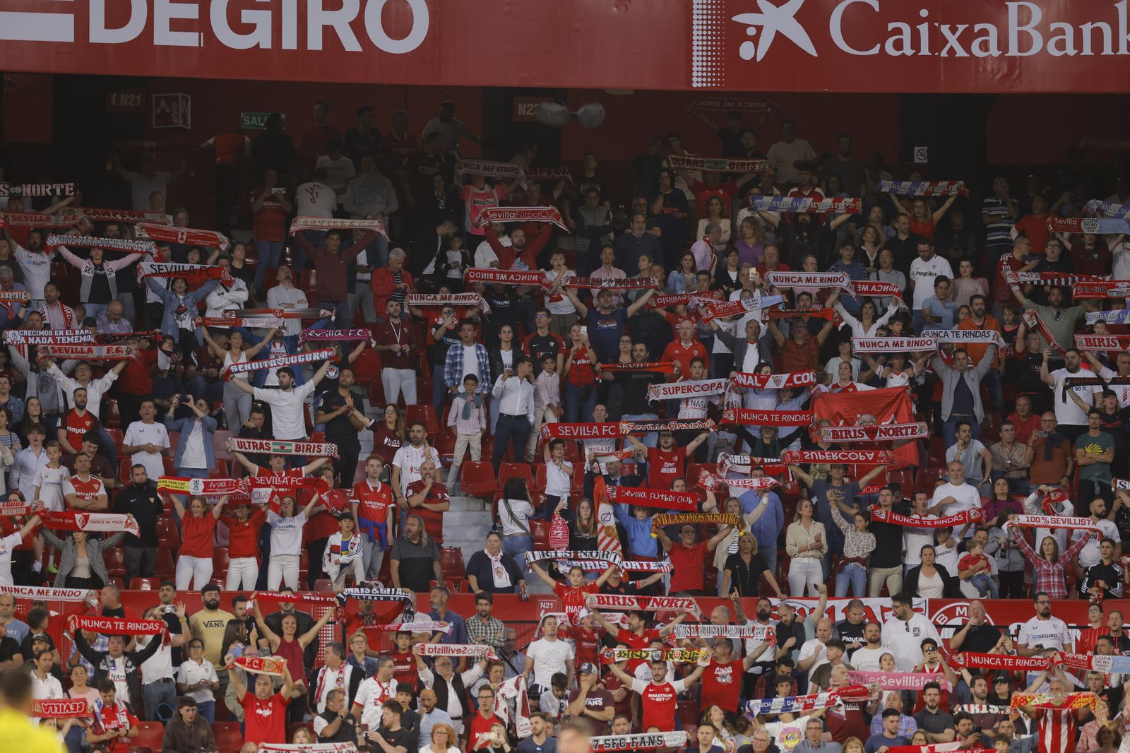 Búscate en las fotos del Sevilla-Celta