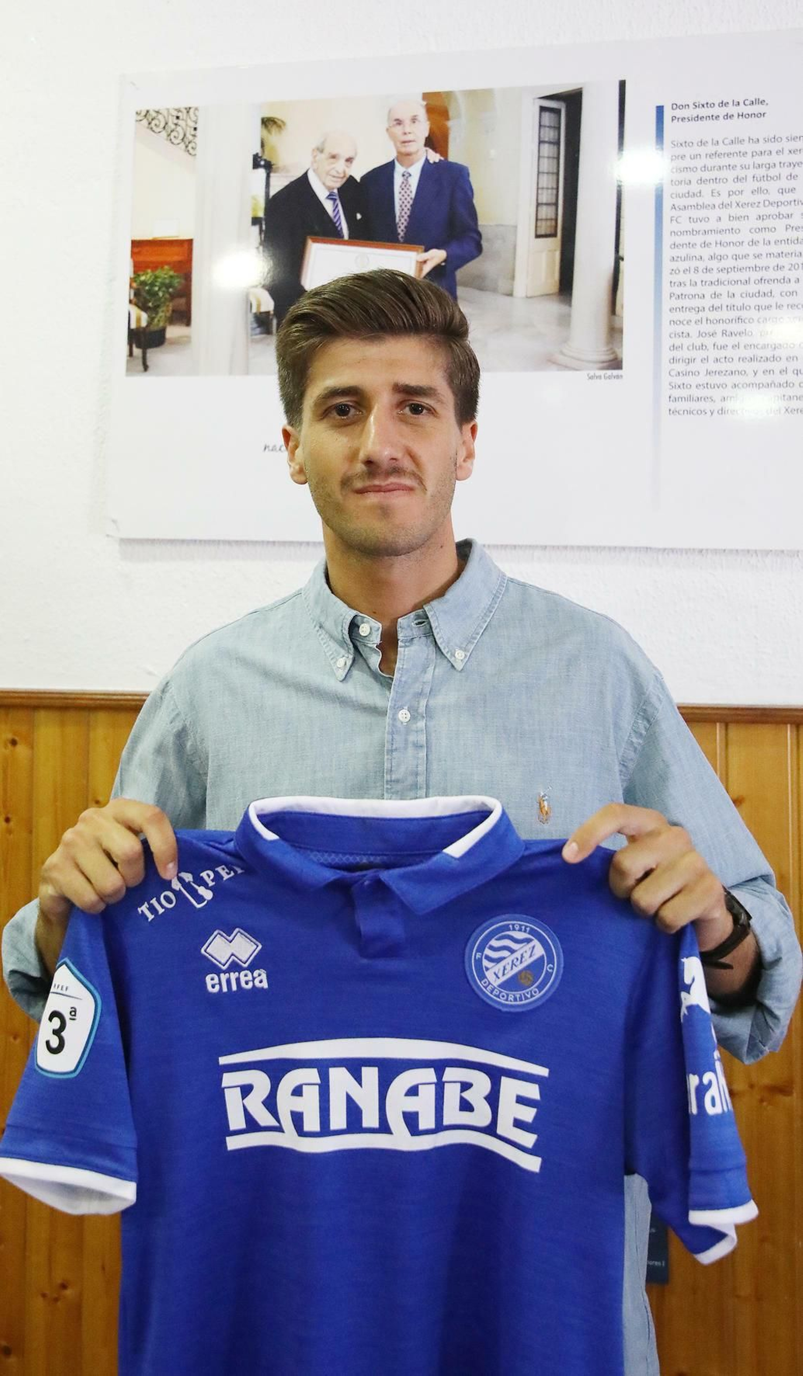 Goma, este mediodía en la sede social del Xerez Deportivo FC.