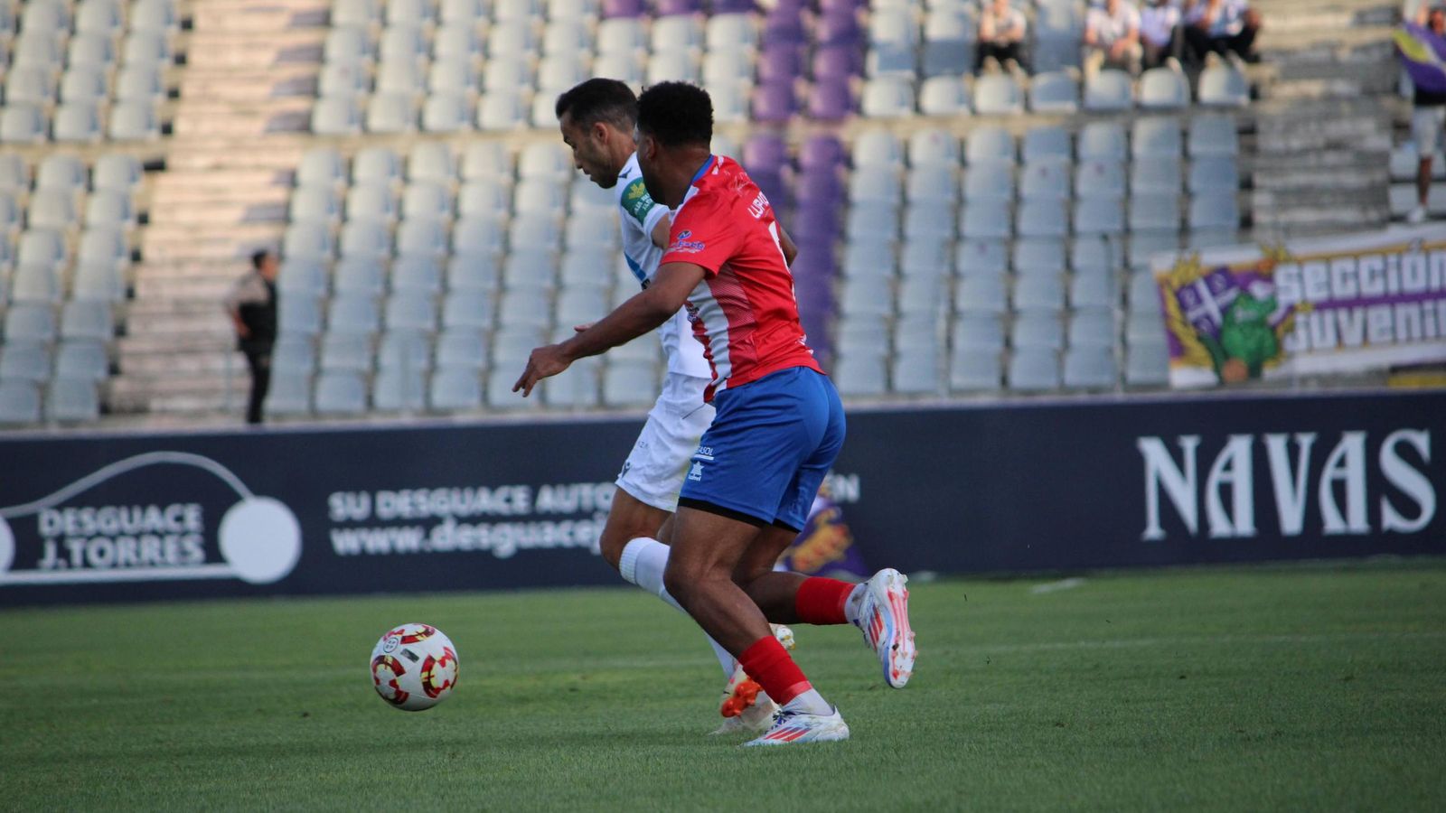 Othman intenta robar el balón a un rival durante la visita de los almerienses al Real Jaén del pasado sábado.