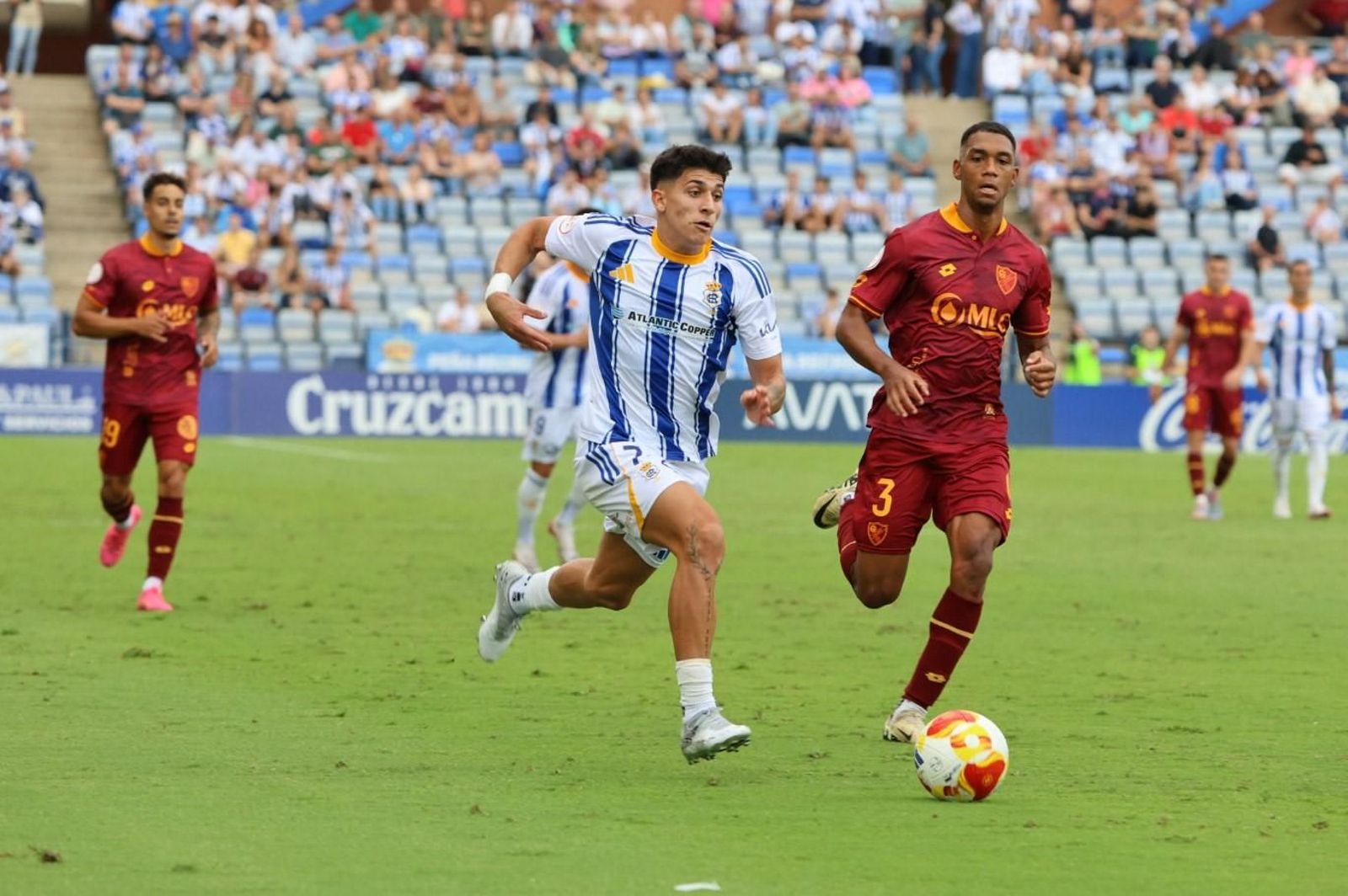 Paolo conduce un balón perseguido por Manny.