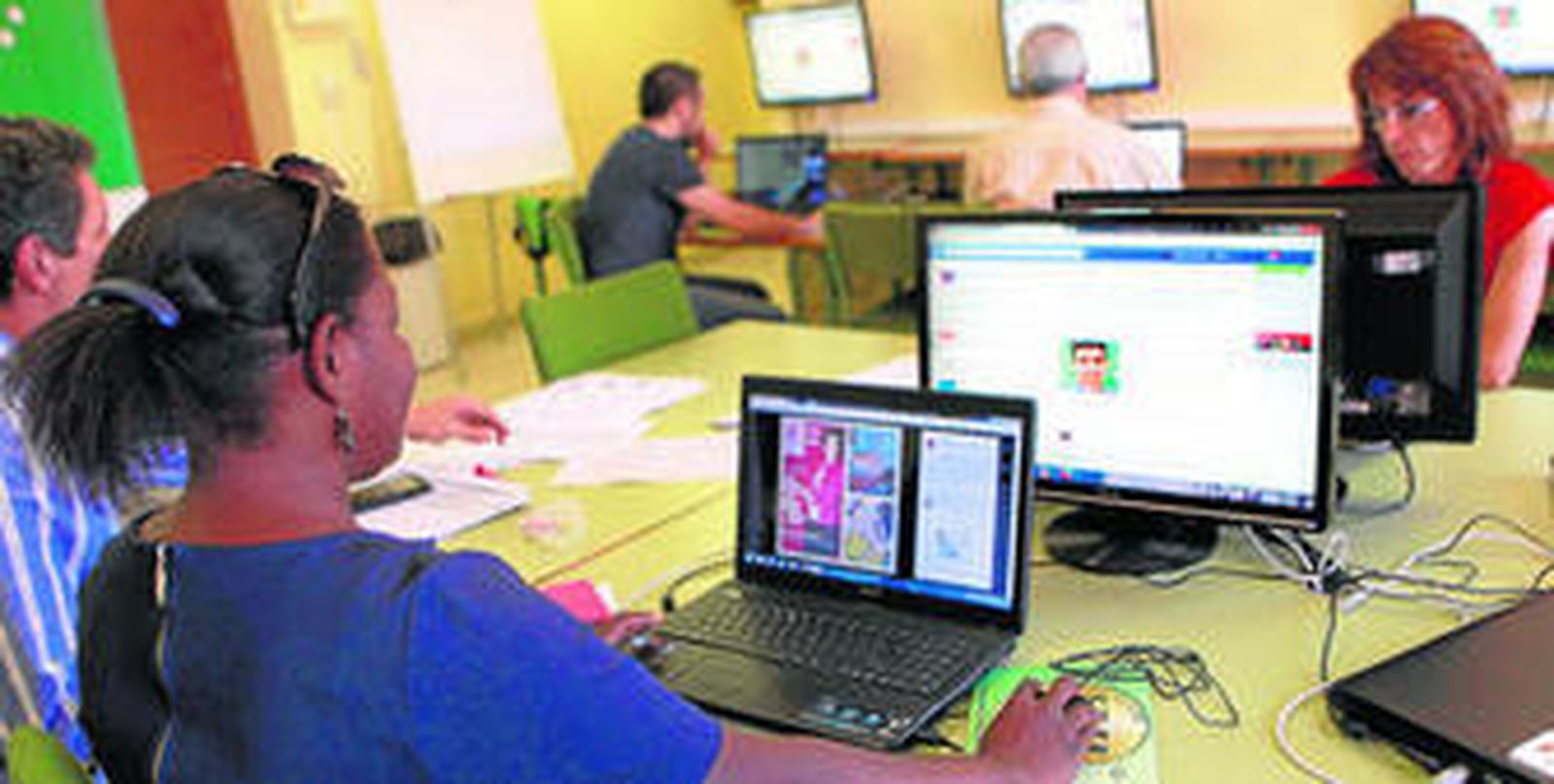 Parte del grupo trabaja en el Centro de Profesorado de La Línea, en la sesión del pasado jueves.