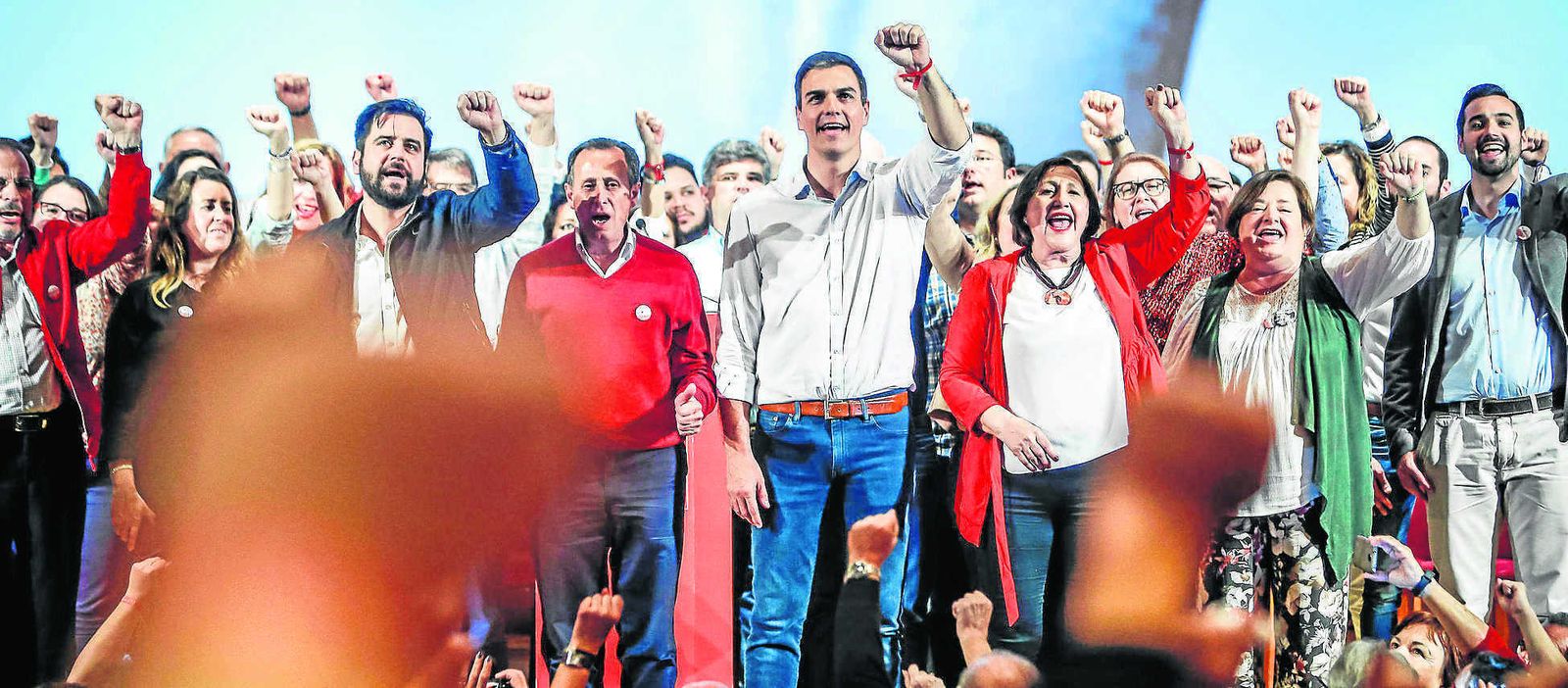 Acto de apoyo a Pedro Sánchez en Cádiz hace un año, que aparece junto a Fran González, José María Román y María Jesús Castro, entre otros.