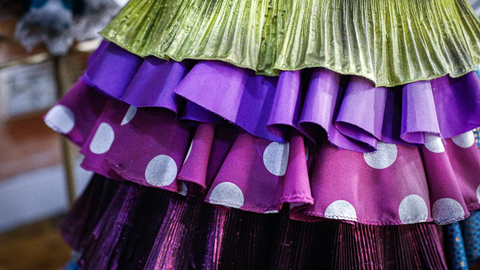 Un detalle de los volantes de la cola que llevan 'Los locos'.