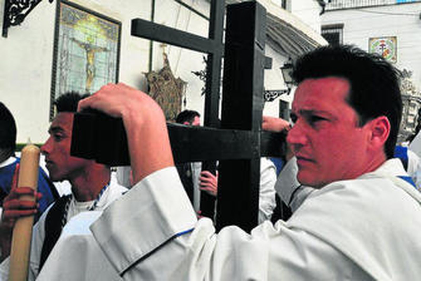 Penitentes de Los Negritos se preparan para la salida en el patio de la casa hermandad.