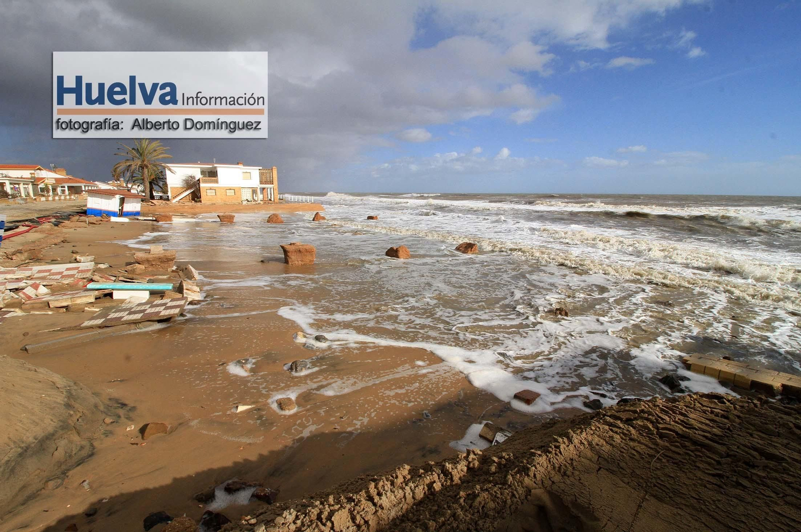 Imágenes de la visita de Rajoy y Susana Díaz a la playa de La Antilla
