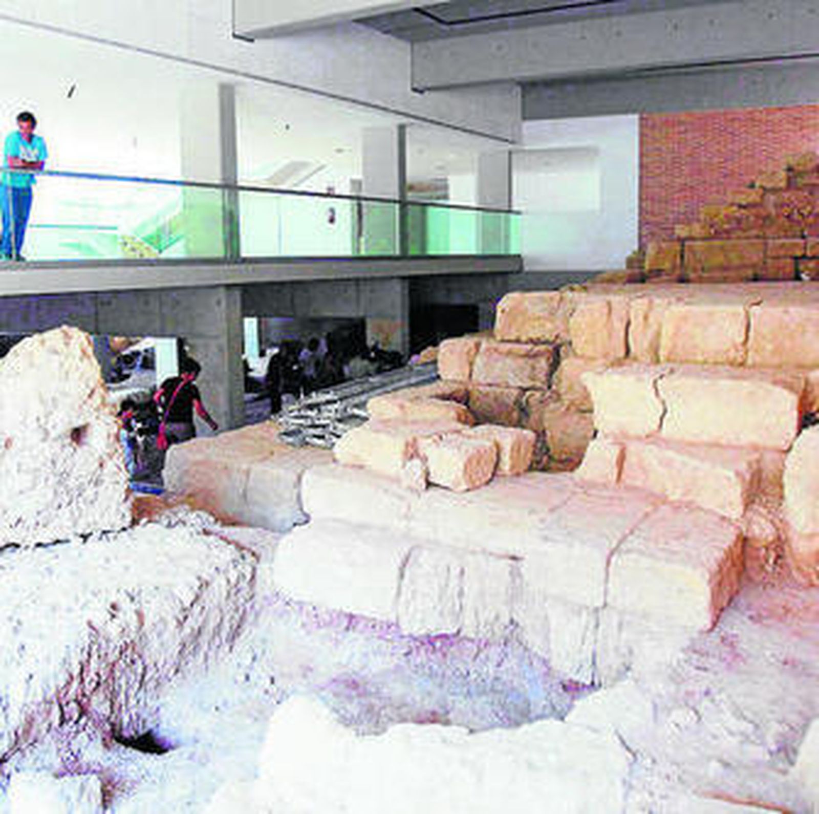 Restos del Teatro Romano situado bajo el Museo Arqueológico.