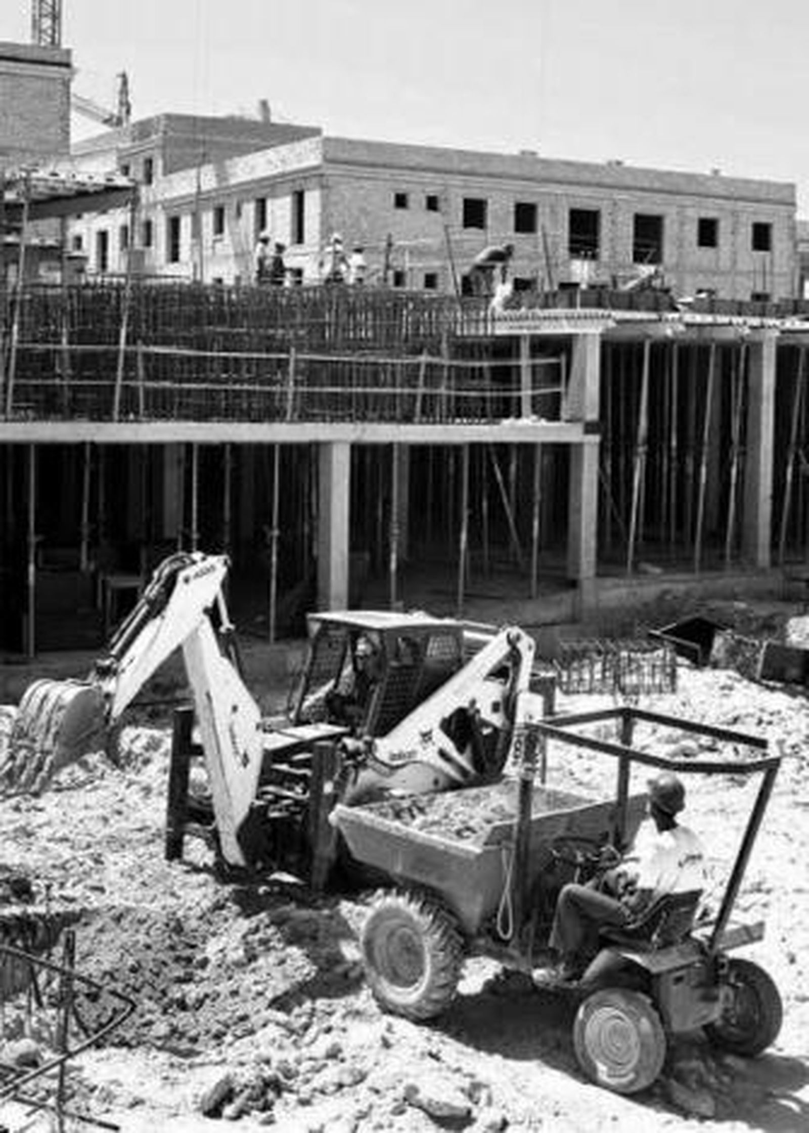 Un grupo de obreros trabaja en una promoción de viviendas.