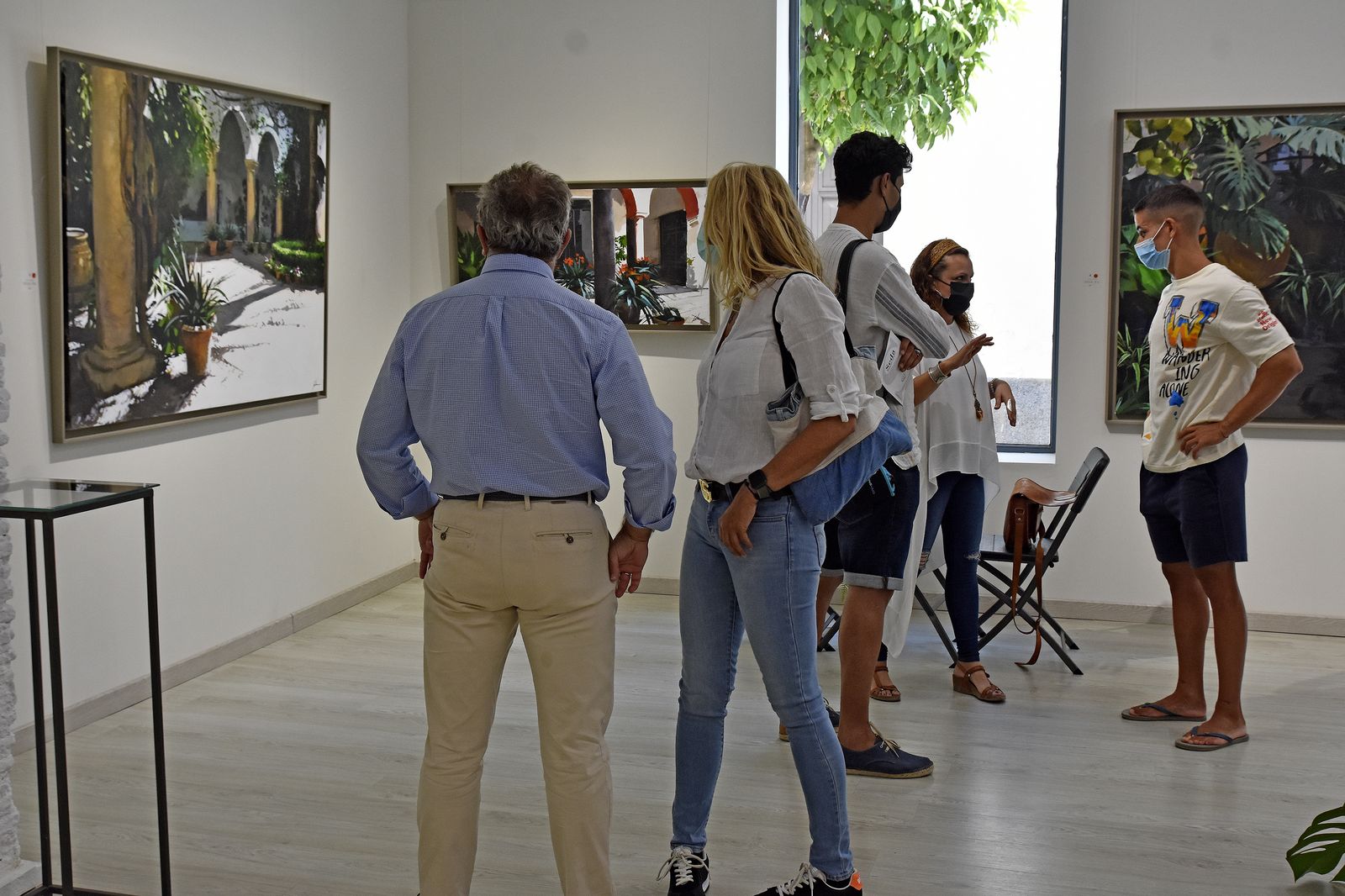 Visitantes en la exposición pictórica.