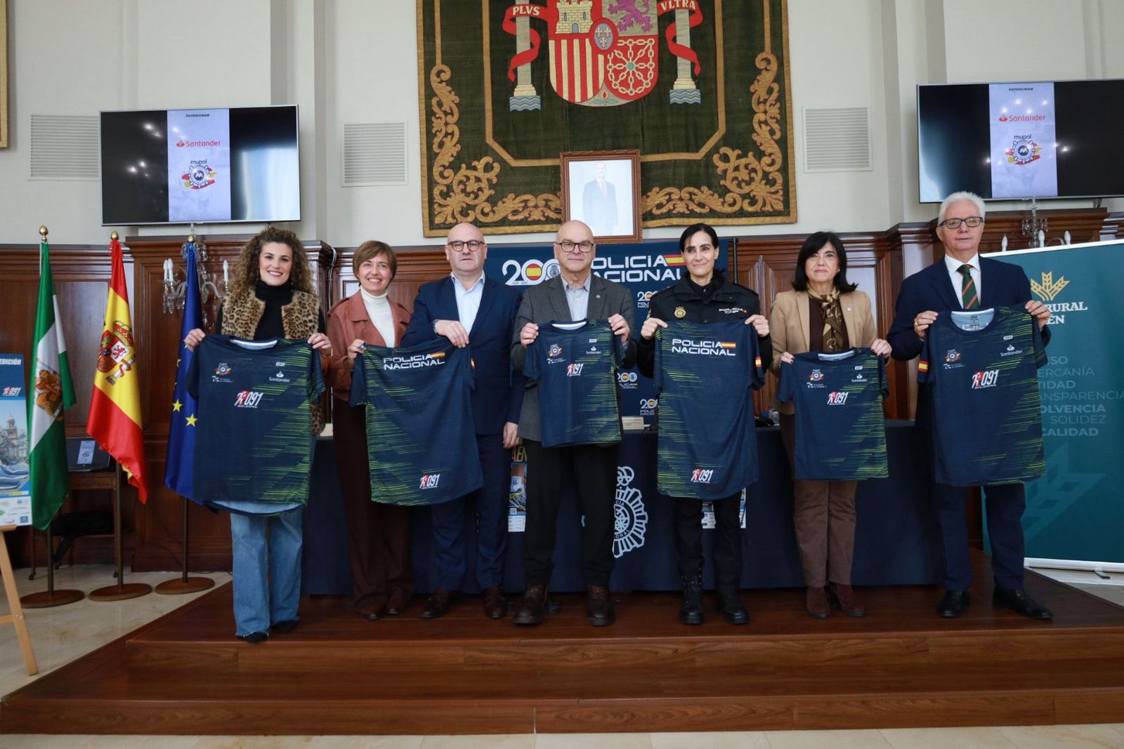 Foto de familia de las autoridades asistentes al acto de presentación.